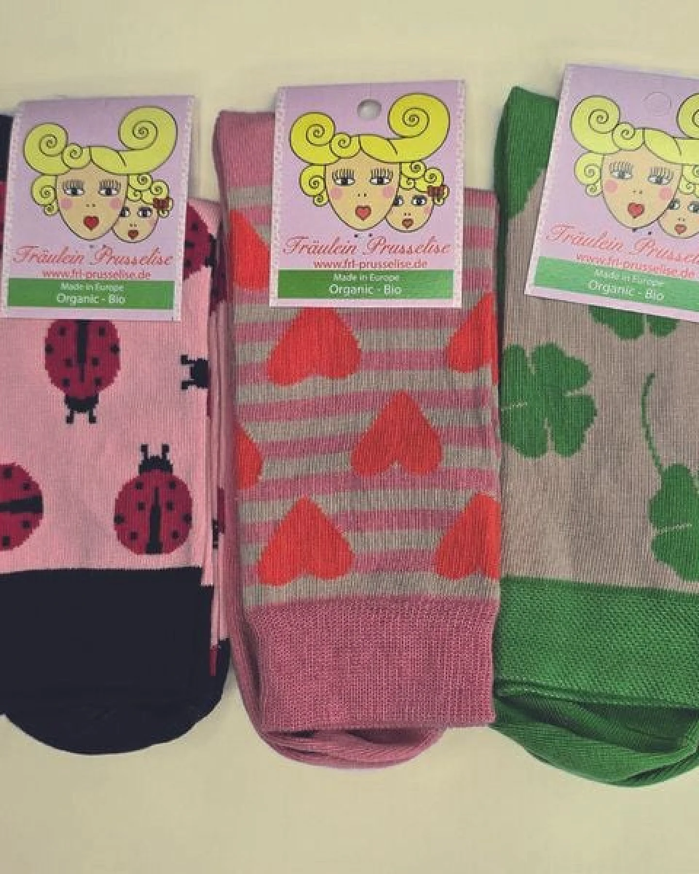 Fräulein Prusselise 3er spezial Socken Pack Mama ist die Beste, Glück, Käfer, Herzen, bunt – Ansicht 2