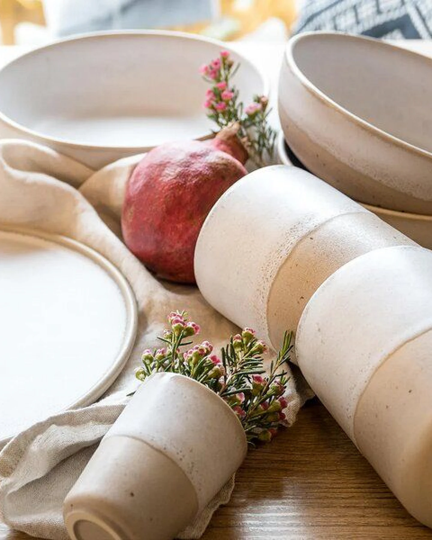 EDDA stoneware Handgemachter Steingut Becher Aalina - Weiß und Beige (ø 8 x 10 cm, 0,35 L) – Ansicht 2