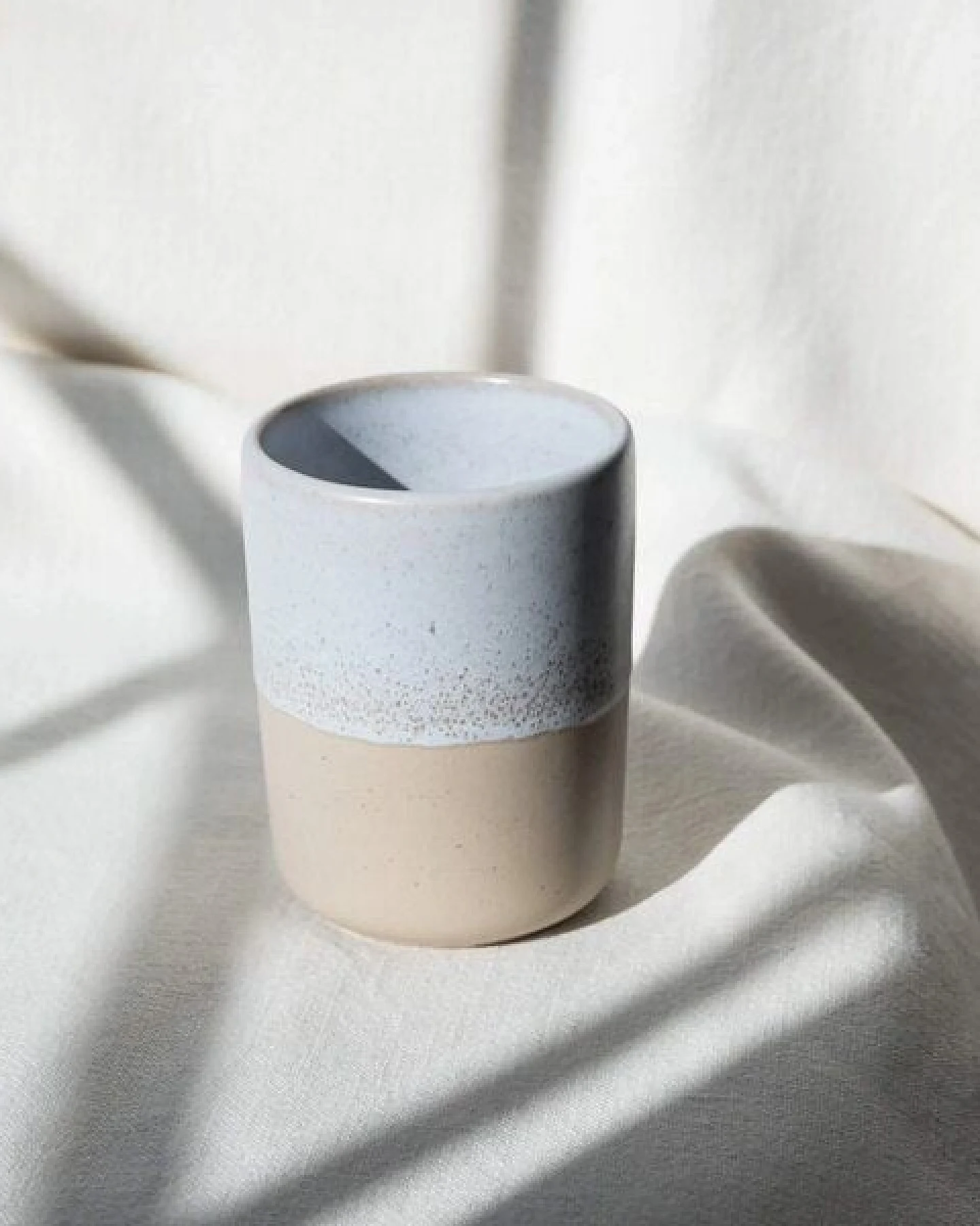 EDDA stoneware Handgemachter Steingut Becher Aalina - Weiß und Beige (ø 8 x 10 cm, 0,35 L) – Ansicht 4