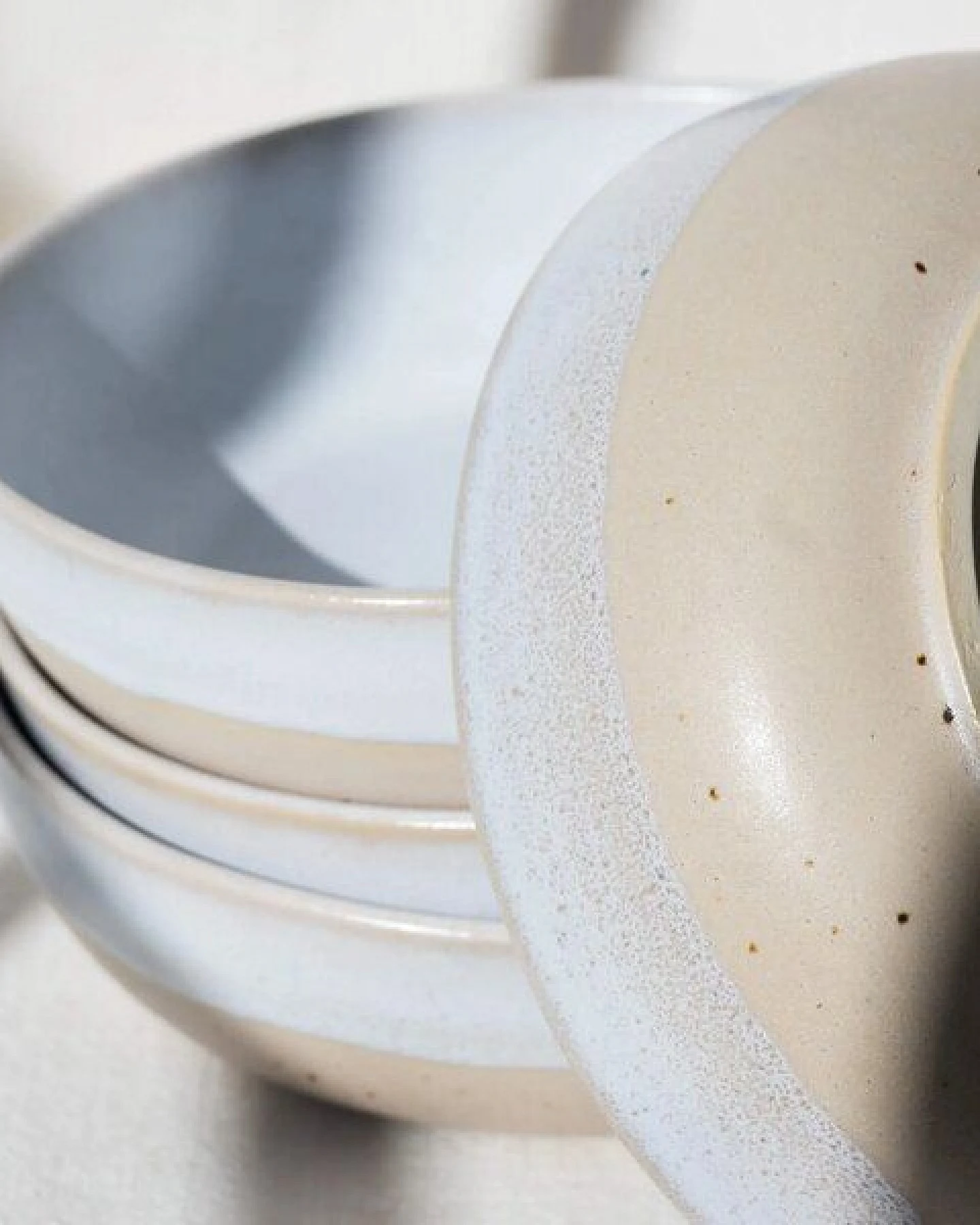 EDDA stoneware Handgemachte Steingut Schale Aalina - Weiß und Beige (ø 18 x 4,5 cm) – Ansicht 2