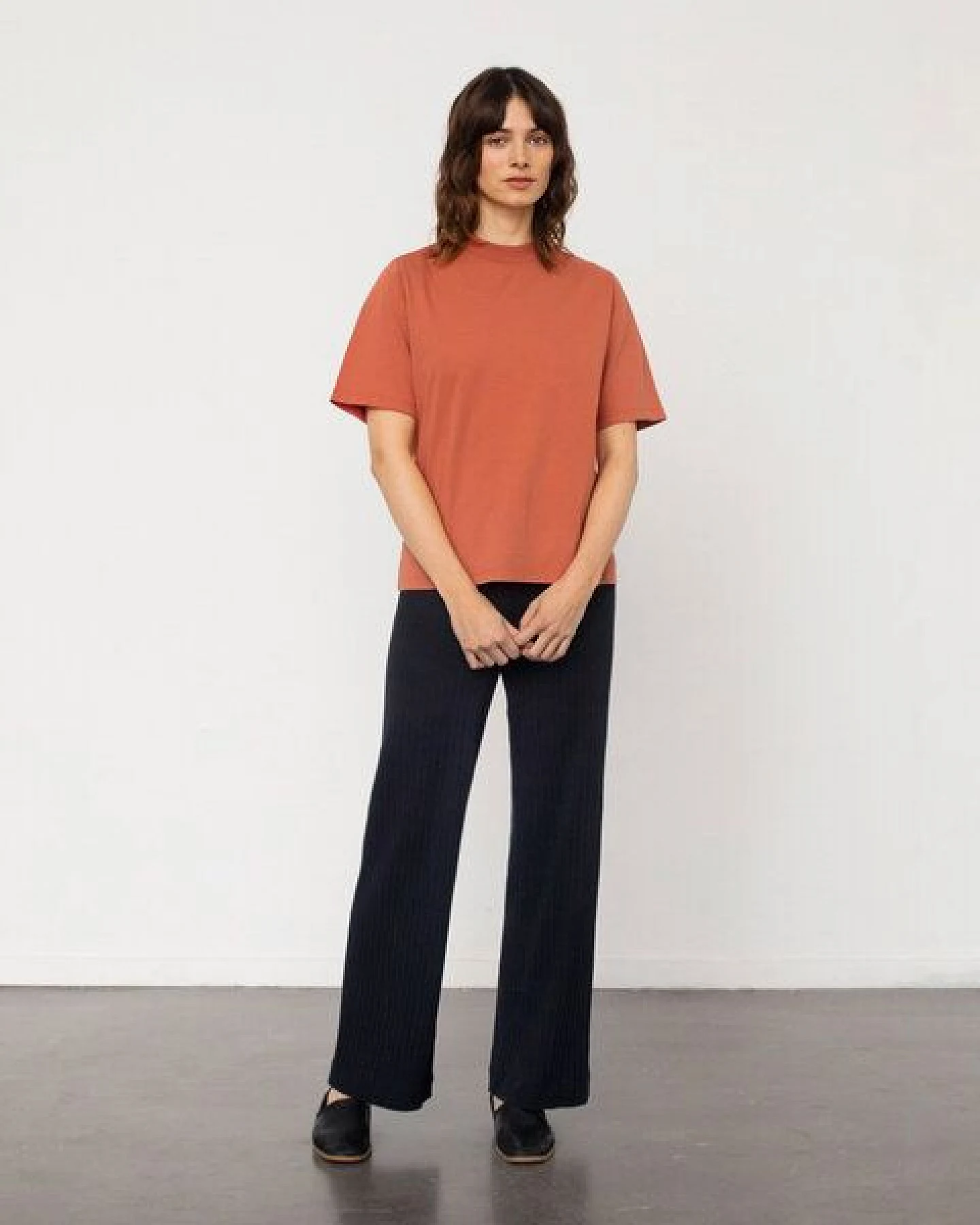 Rotholz Basic T-Shirt mit breitem Kragen Bio Baumwolle – Ansicht 2