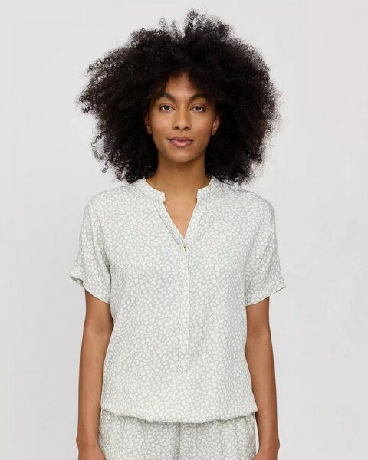 Mazine Gemusterte Bluse mit V-Ausschnitt - aus Ecovero – Ansicht 2