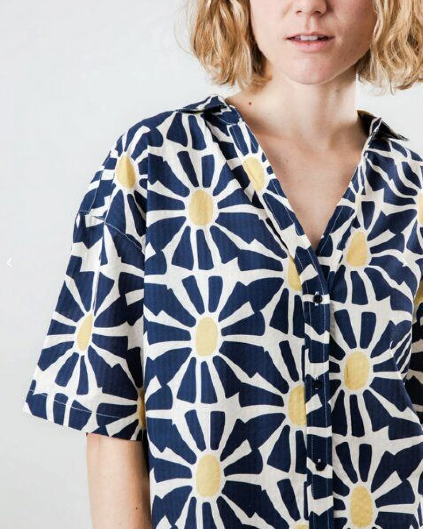 Brava Fabrics Marisol Cropped Blouse Navy – Ansicht 2