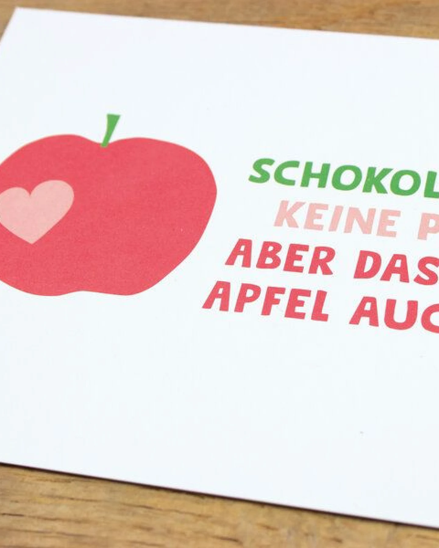 Bow & Hummingbird Postkarte "Schokolade löst keine Probleme" aus Recyclingpapier – Ansicht 2