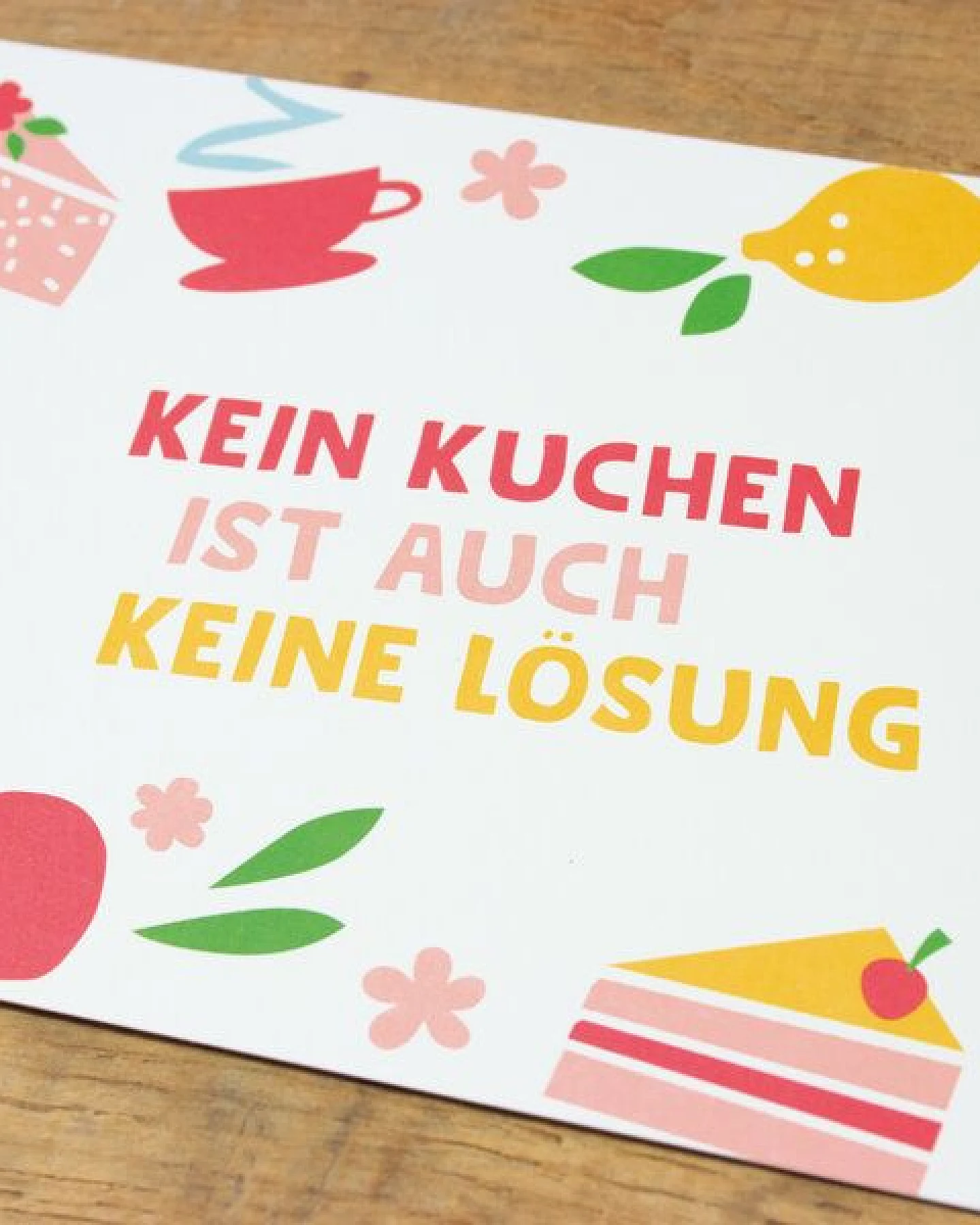 Bow & Hummingbird Postkarte "Kein Kuchen ist auch keine Lösung" aus Recyclingpapier – Ansicht 2