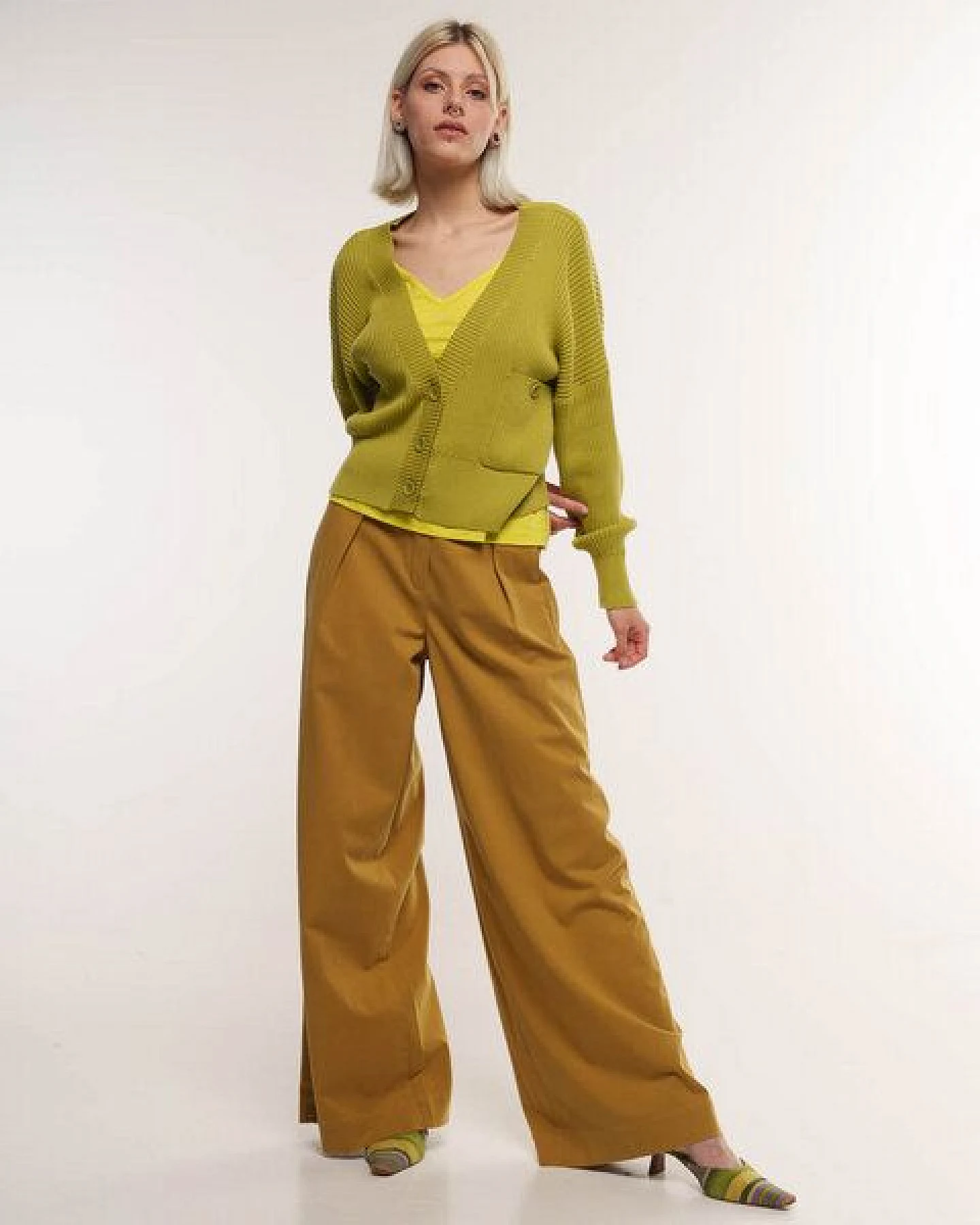 Alma & Lovis Grandpa Rippen-Strickjacke aus reiner Bio-Baumwolle – Ansicht 2