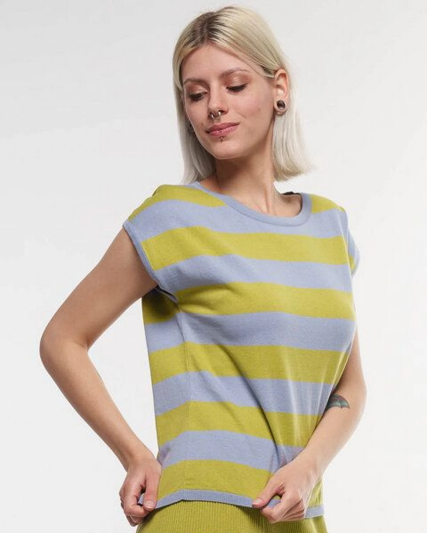 Alma & Lovis Legeres Feinstrick-Shirt aus reiner Bio-Baumwolle – Ansicht 3
