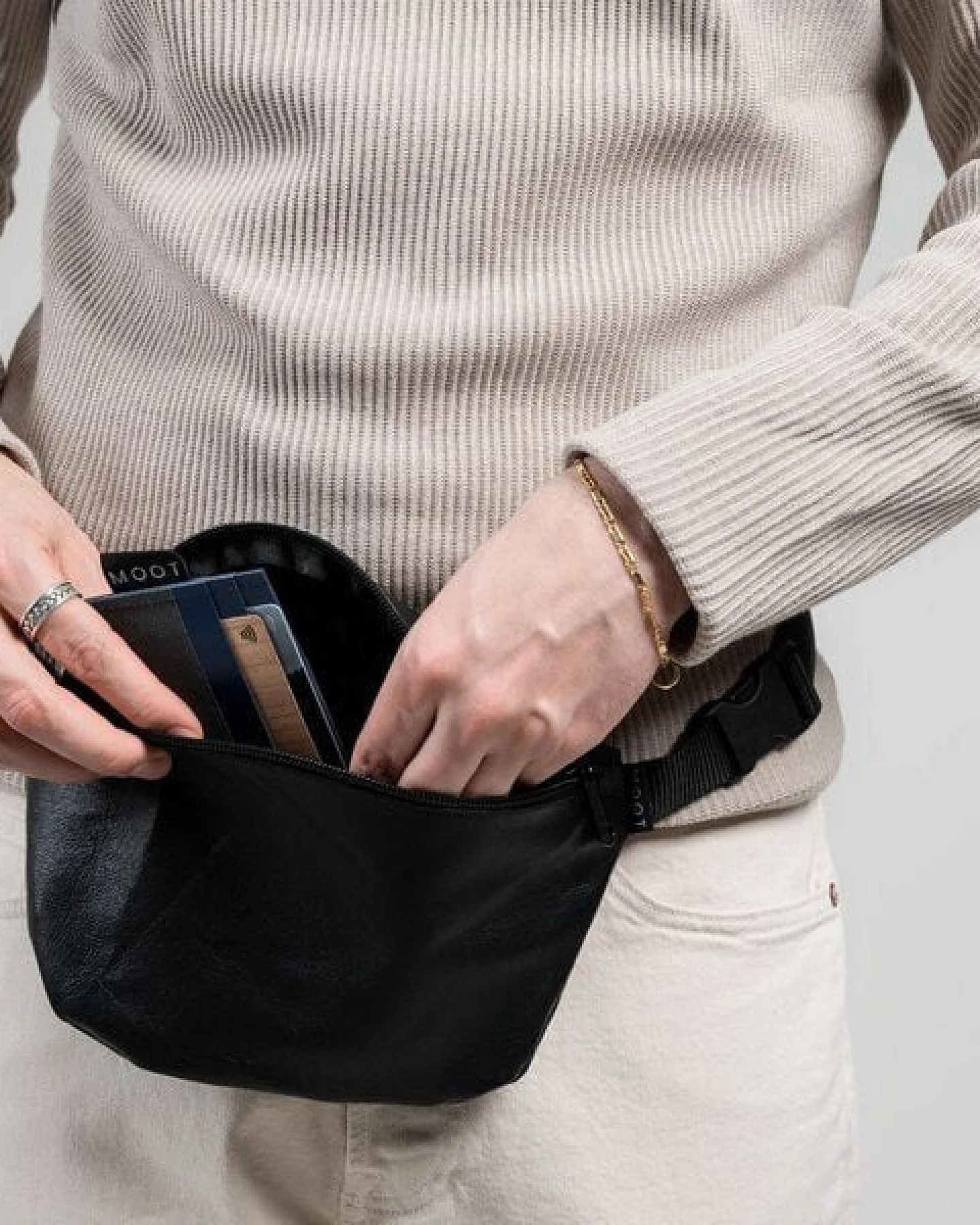 MOOT Die Bauchtasche aus Lederjacken – Ansicht 4