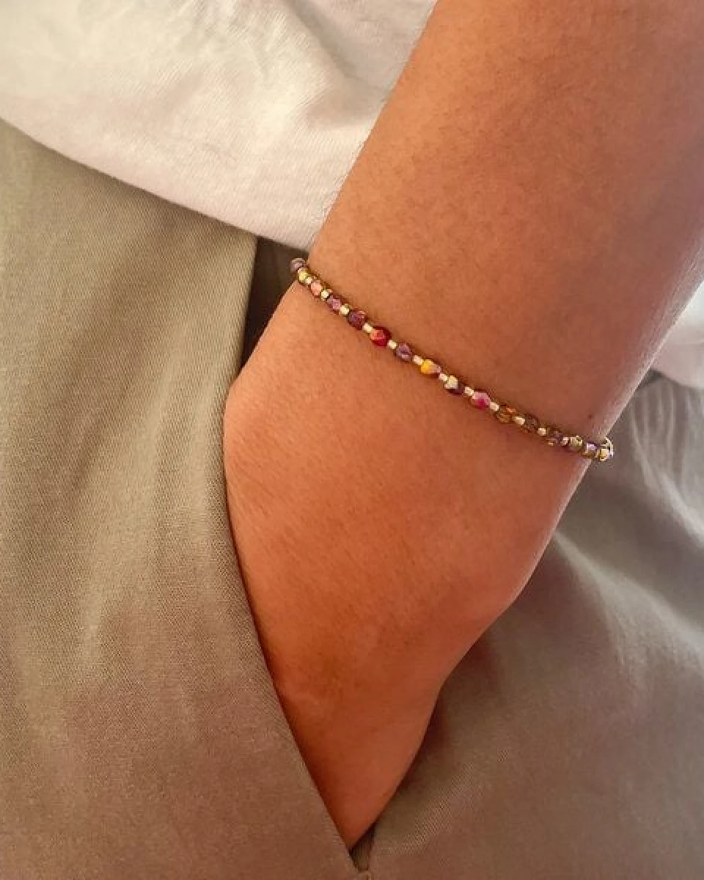 juni Herbstliches Kristall Perlenarmband "Golden Hour" mit verstellbarer Verschluss-Schiebeperle aus recyceltem Gold – Ansicht 4