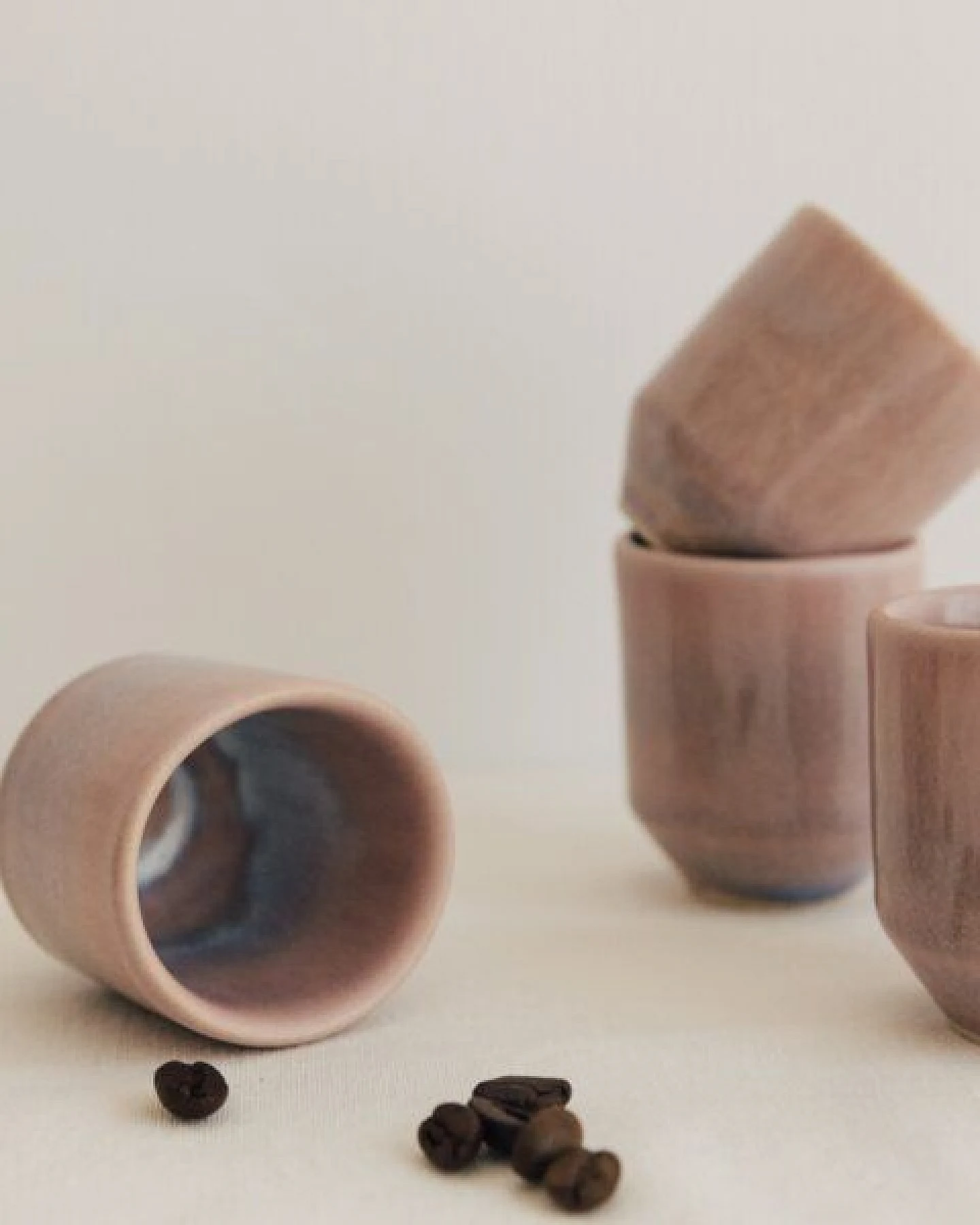 NAKOA Keramik Espresso Tassen 4er Set I Handgefertigtes Steingut I Hochwertige Espressobecher ohne Henkel I Tassen Set I Moderne Espressotassen I Spülmaschinenfest I Kleine Becher 70ml – Ansicht 2