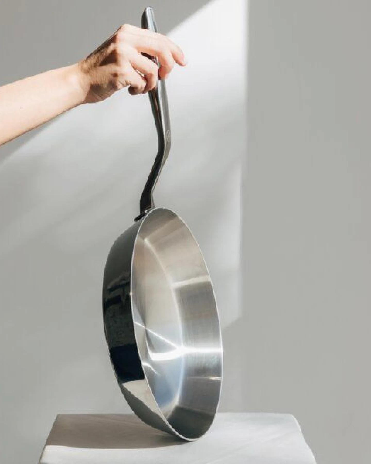 NAKOA Edelstahlpfanne Unbeschichtet 28 cm I Innovative Edelstahl Bratpfanne mit Kaltgriff ohne Nieten I geeignet für alle Herdarten inkl Induktion und Backofen I Spülmaschinenfest – Ansicht 2