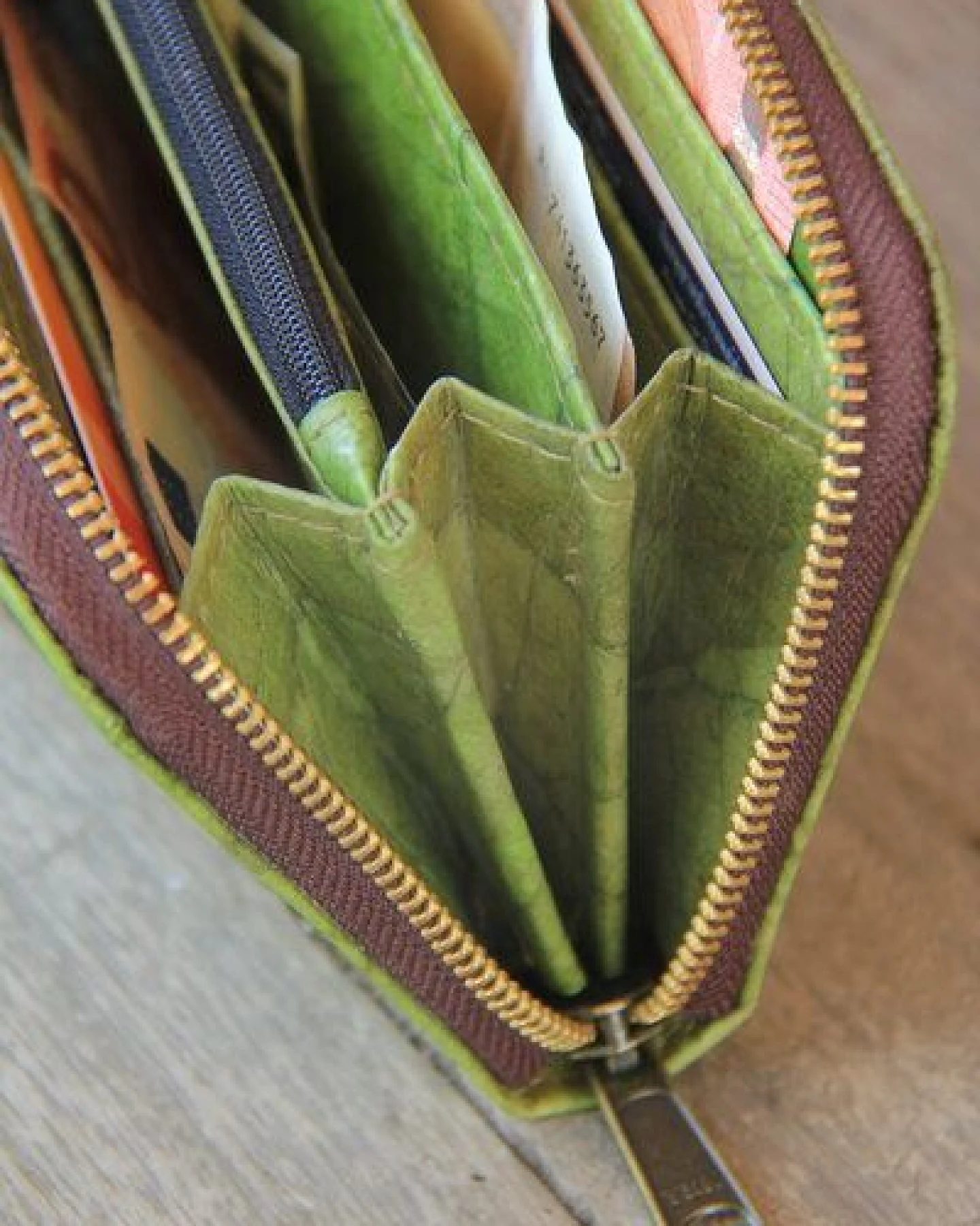 BY COPALA Portemonnaie aus recycelten Blättern / Nachhaltige vegane Brieftasche in grün – Ansicht 2