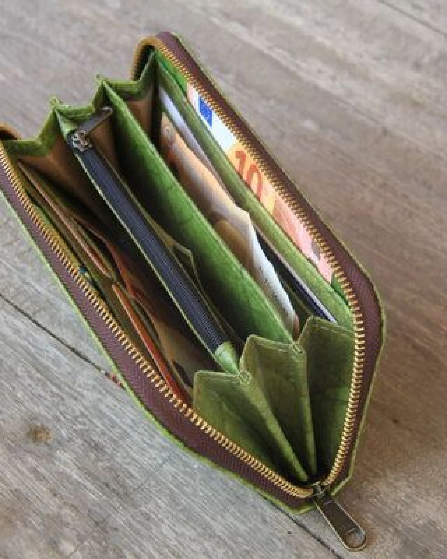 BY COPALA Portemonnaie aus recycelten Blättern / Nachhaltige vegane Brieftasche in grün – Ansicht 4