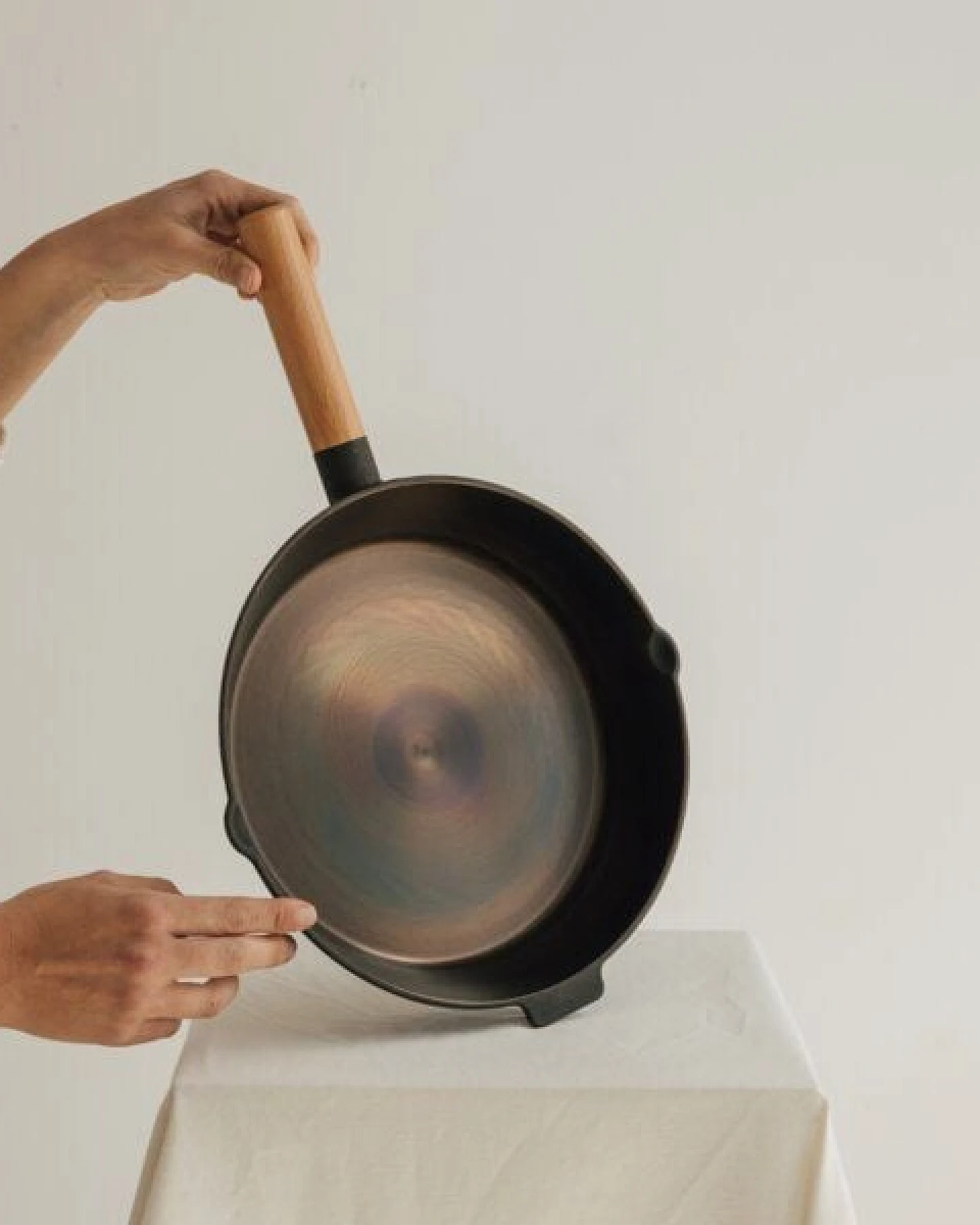 NAKOA Polierte Gusseisenpfanne für Induktion 28 cm I Vielseitige Robuste Pfanne Gusseisen Induktion und alle Herdarten I Hochwertige langlebige Gusseiserne Pfanne für Profiköche und Hobbyköche – Ansicht 2
