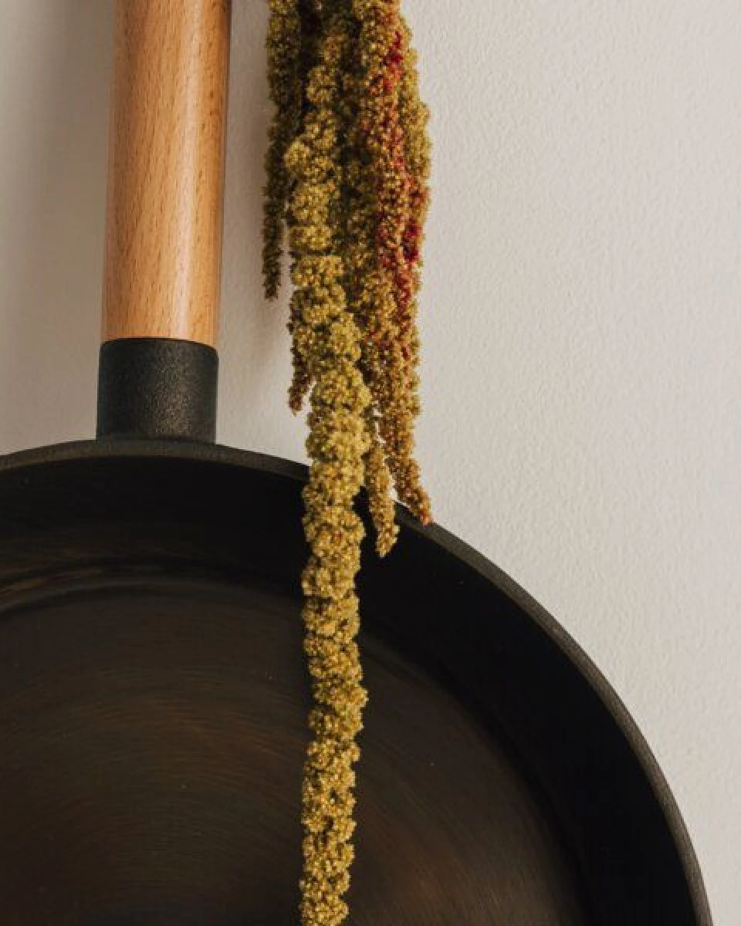 NAKOA Polierte Gusseisenpfanne für Induktion 28 cm I Vielseitige Robuste Pfanne Gusseisen Induktion und alle Herdarten I Hochwertige langlebige Gusseiserne Pfanne für Profiköche und Hobbyköche – Ansicht 3