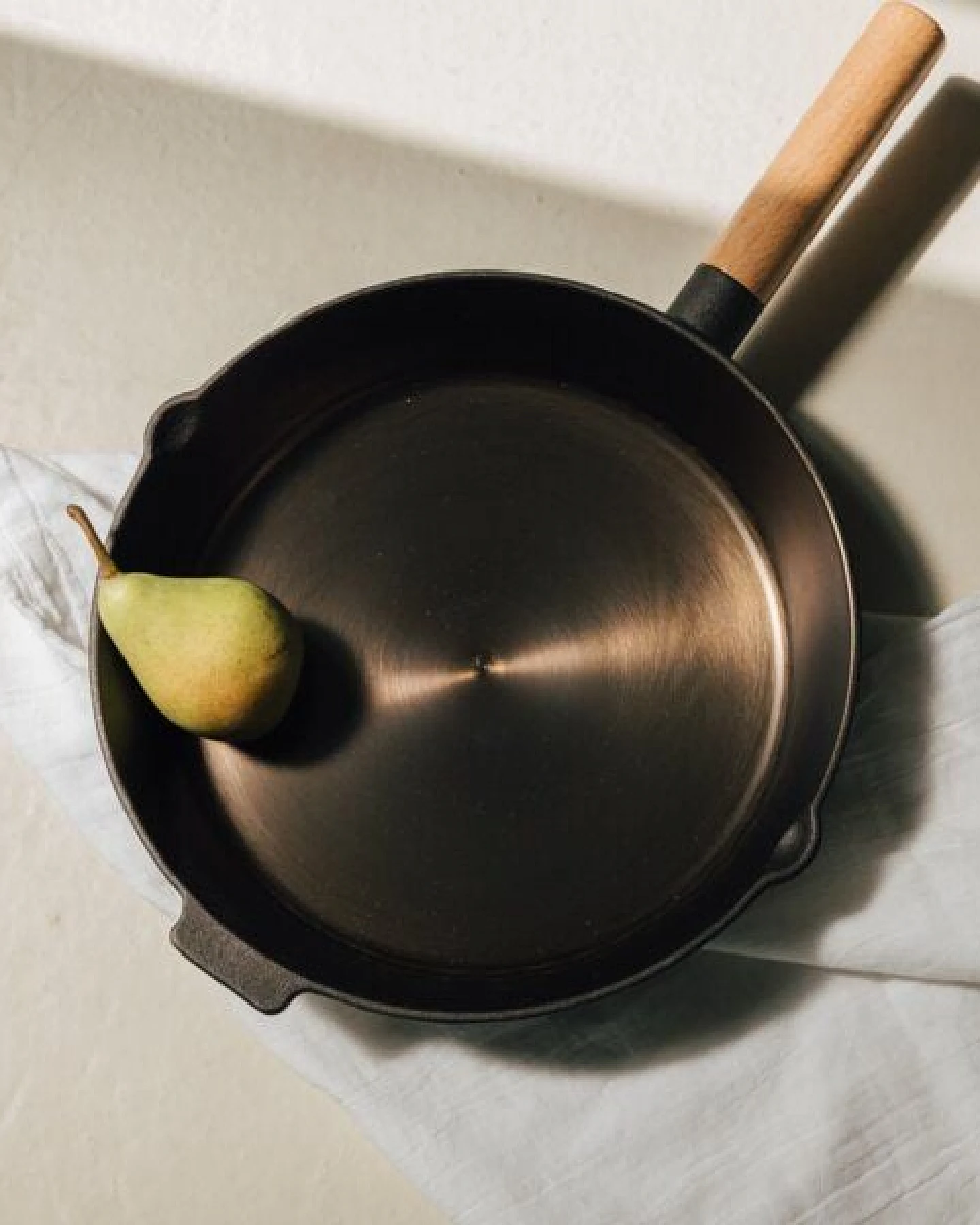 NAKOA Polierte Gusseisenpfanne für Induktion 28 cm I Vielseitige Robuste Pfanne Gusseisen Induktion und alle Herdarten I Hochwertige langlebige Gusseiserne Pfanne für Profiköche und Hobbyköche – Ansicht 4