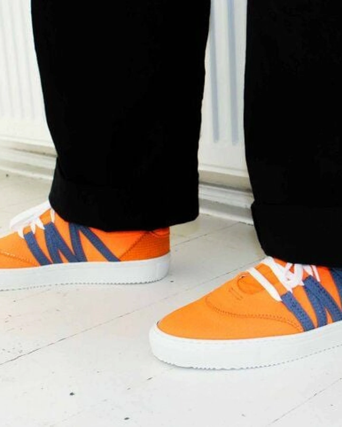 VAER LIMITIERT Nachhaltiger Sneaker: Recycled / Upcycled / Zirkulär / Vegan - Orange Blue Phoenix – Ansicht 3