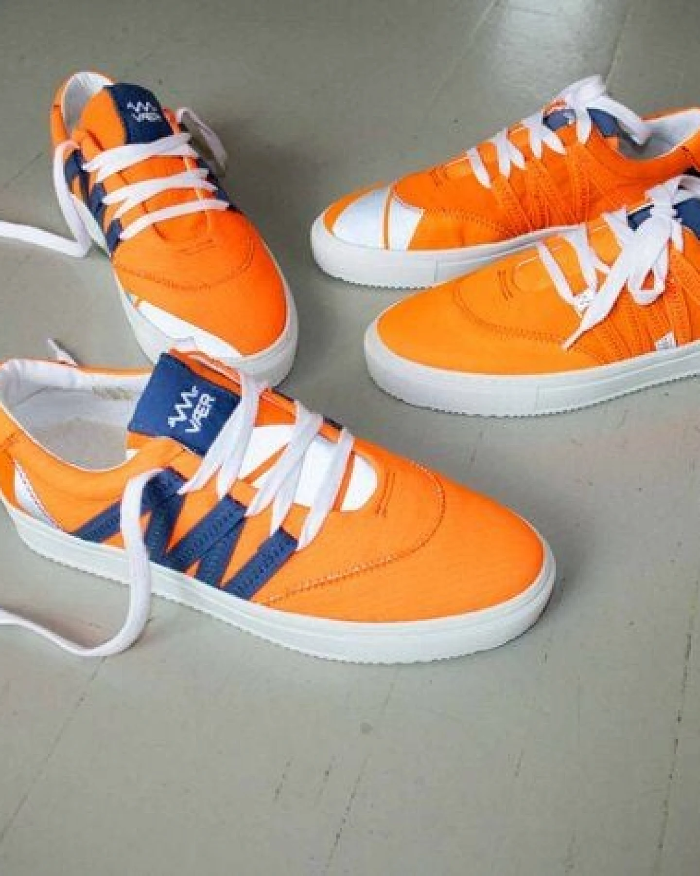 VAER LIMITIERT Nachhaltiger Sneaker: Recycled / Upcycled / Zirkulär / Vegan - Orange Blue Phoenix – Ansicht 4