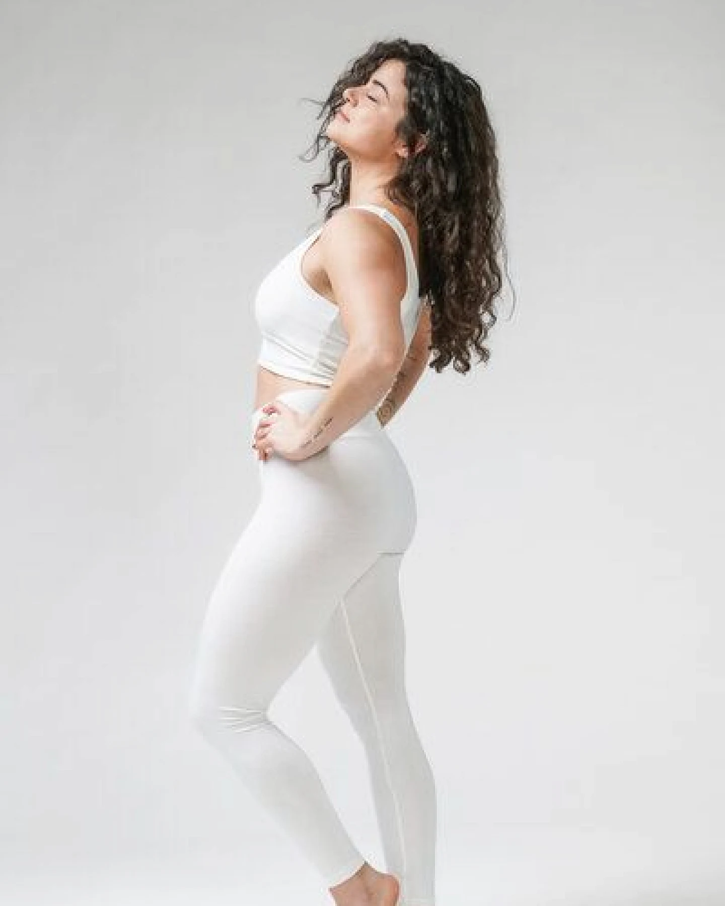 YogiLiebe Yoga Legging "Kundalini" aus zertifizierter Bio-Baumwolle mit V high waist Bund – Ansicht 2