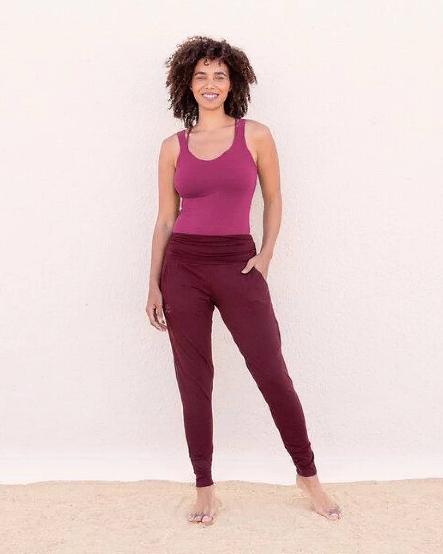 Jaya MARLENE TENCEL - Damen - Sportlich-feminines Top aus weichem, atmungsaktivem TENCEL Lyocell/Biobaumwoll-Mix mit integriertem Bustier für Yoga – Ansicht 2