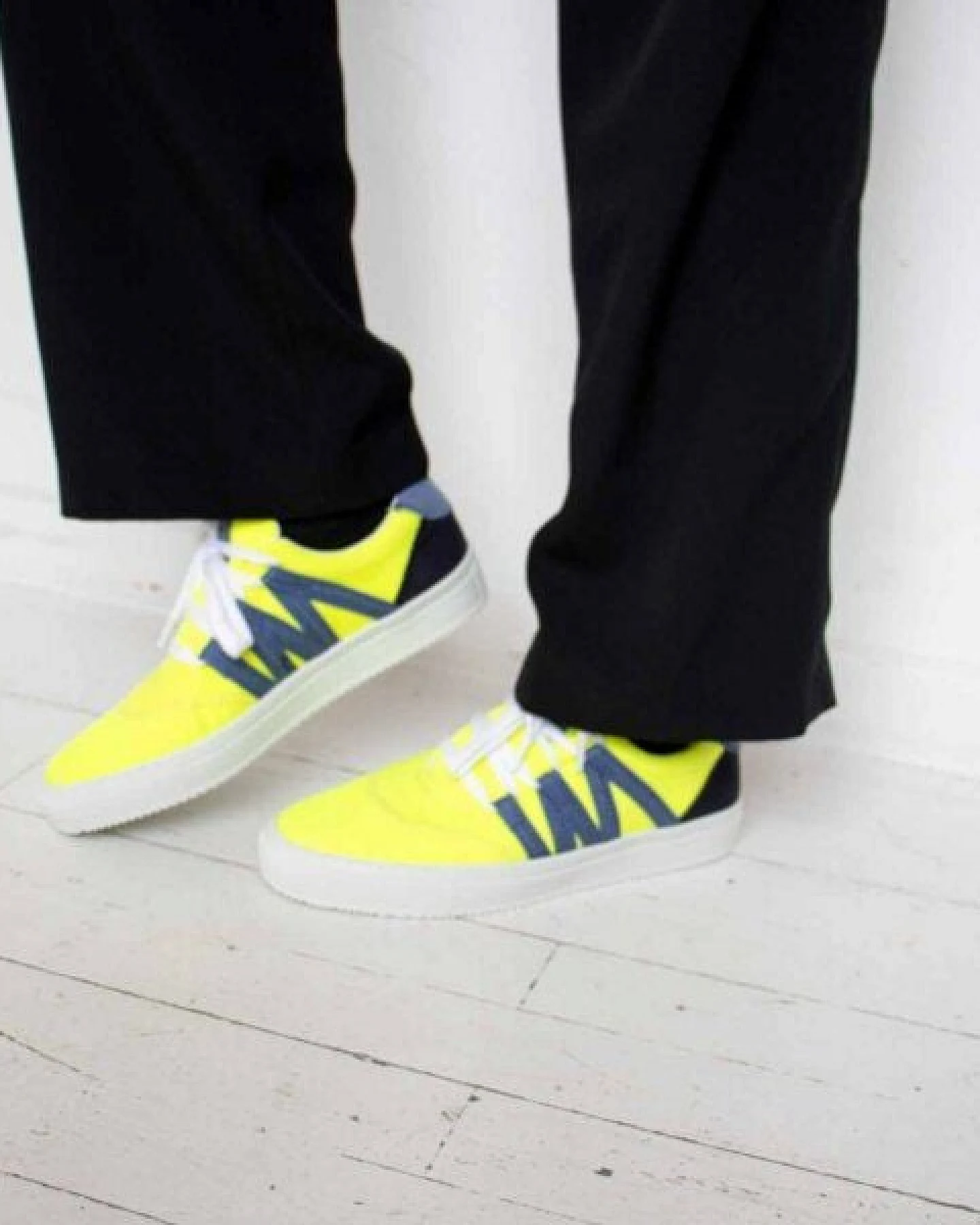 VAER LIMITIERT / Nachhaltiger Sneaker: Recycled / Upcycled / Zirkulär / Vegan - Yellow Phoenix – Ansicht 3