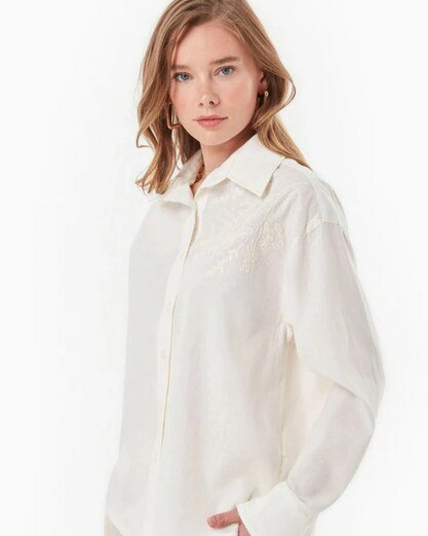 ORGANICATION Bluse aus Bio-Baumwolle und Leinen mit Bestickung – Ansicht 3