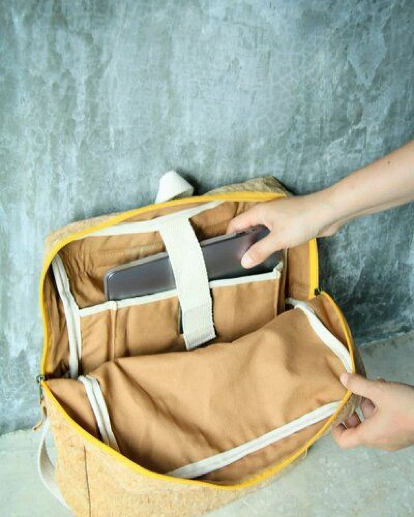 BY COPALA Rucksack aus Kork mit gelbem Zipper – Ansicht 2