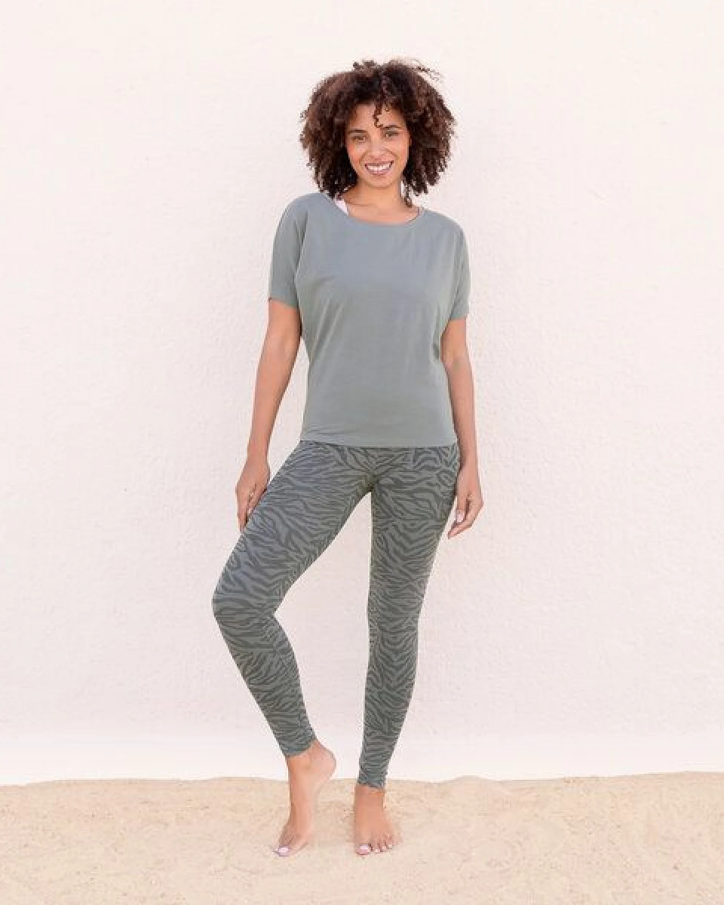 Jaya MALI - Damen - Perfekt sitzende High-Rise Leggings mit Allover-Zebra Print aus elastischer Biobaumwolle mit doppelter Taillenparti – Ansicht 2