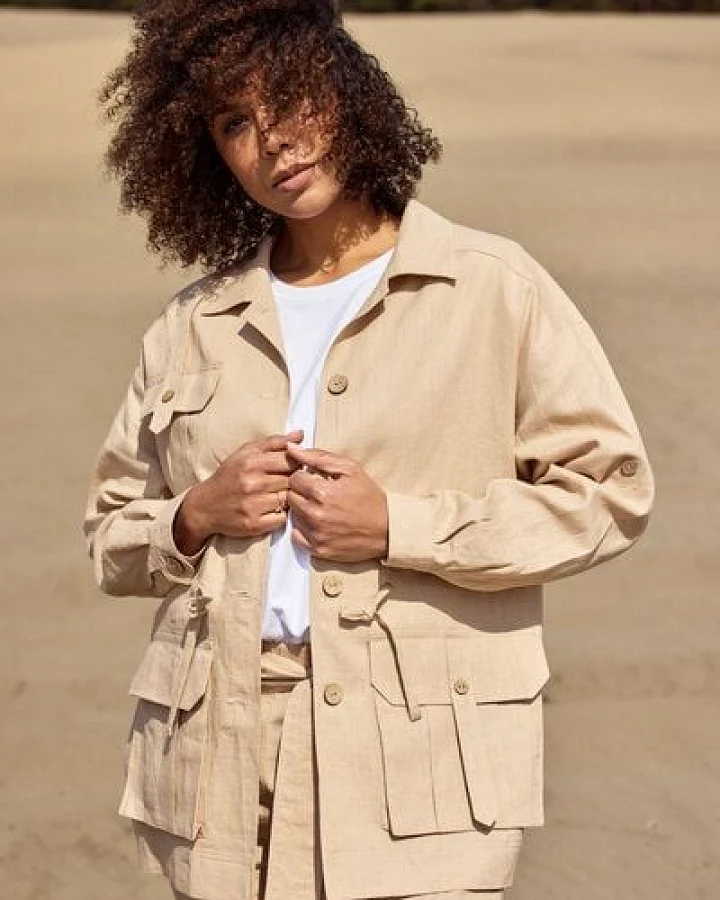 KOKOworld Dorcas Jacke aus 100% Leinen – fair in EU produziert – Safari-Stil mit Taschen, Taillentunnel & verstellbaren Ärmeln