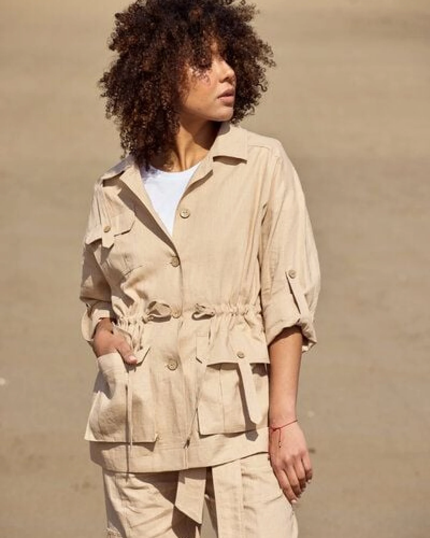 KOKOworld Dorcas Jacke aus 100% Leinen – fair in EU produziert – Safari-Stil mit Taschen, Taillentunnel & verstellbaren Ärmeln – Ansicht 2