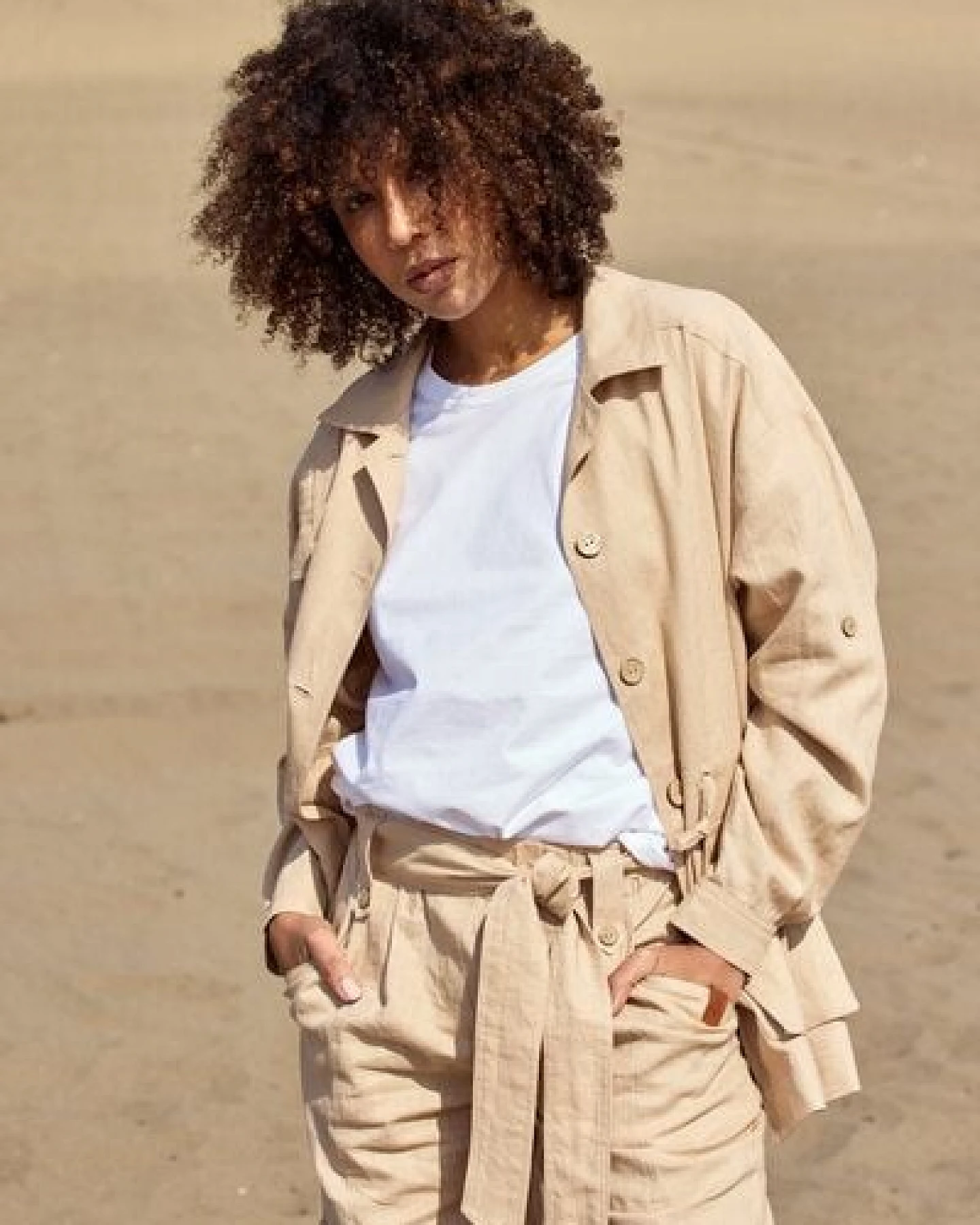 KOKOworld Dorcas Jacke aus 100% Leinen – fair in EU produziert – Safari-Stil mit Taschen, Taillentunnel & verstellbaren Ärmeln – Ansicht 3