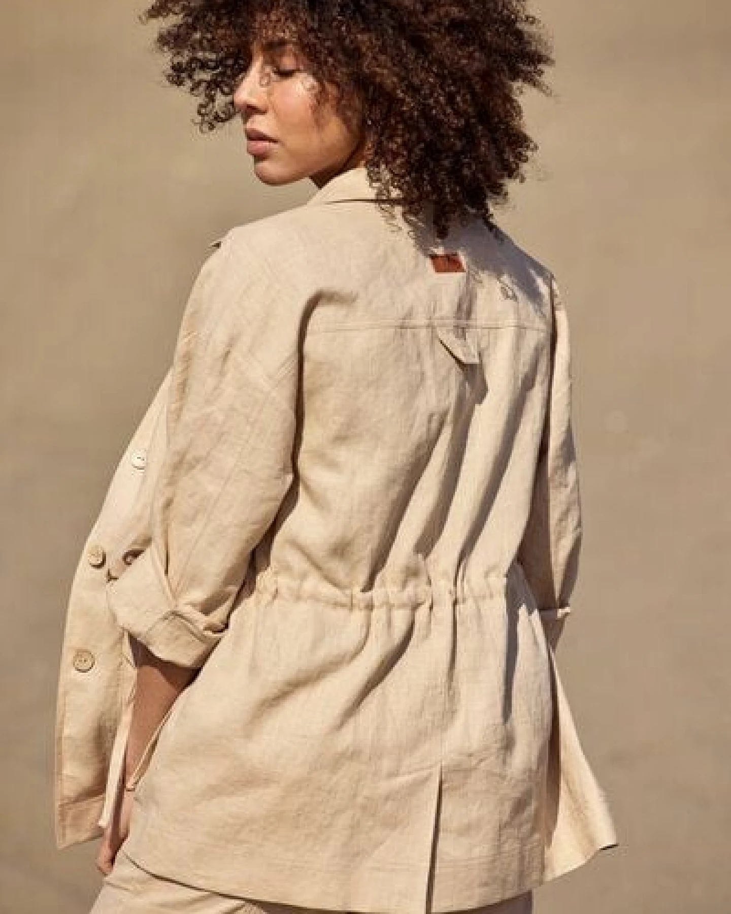 KOKOworld Dorcas Jacke aus 100% Leinen – fair in EU produziert – Safari-Stil mit Taschen, Taillentunnel & verstellbaren Ärmeln – Ansicht 4