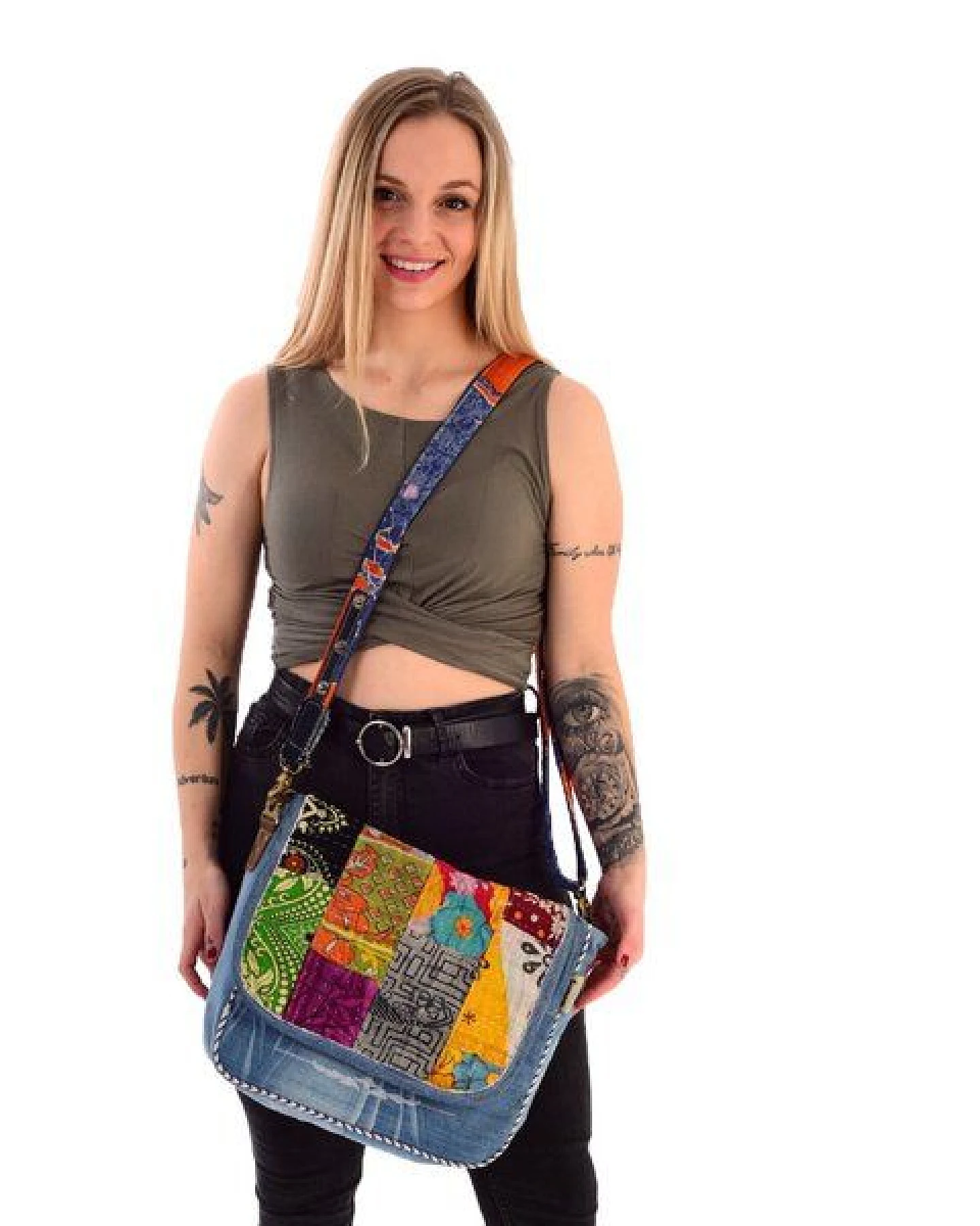Sunsa Damen Messenger Tasche. Nachhaltige Umhängetasche aus recycelter Sari & Jeans – Ansicht 2