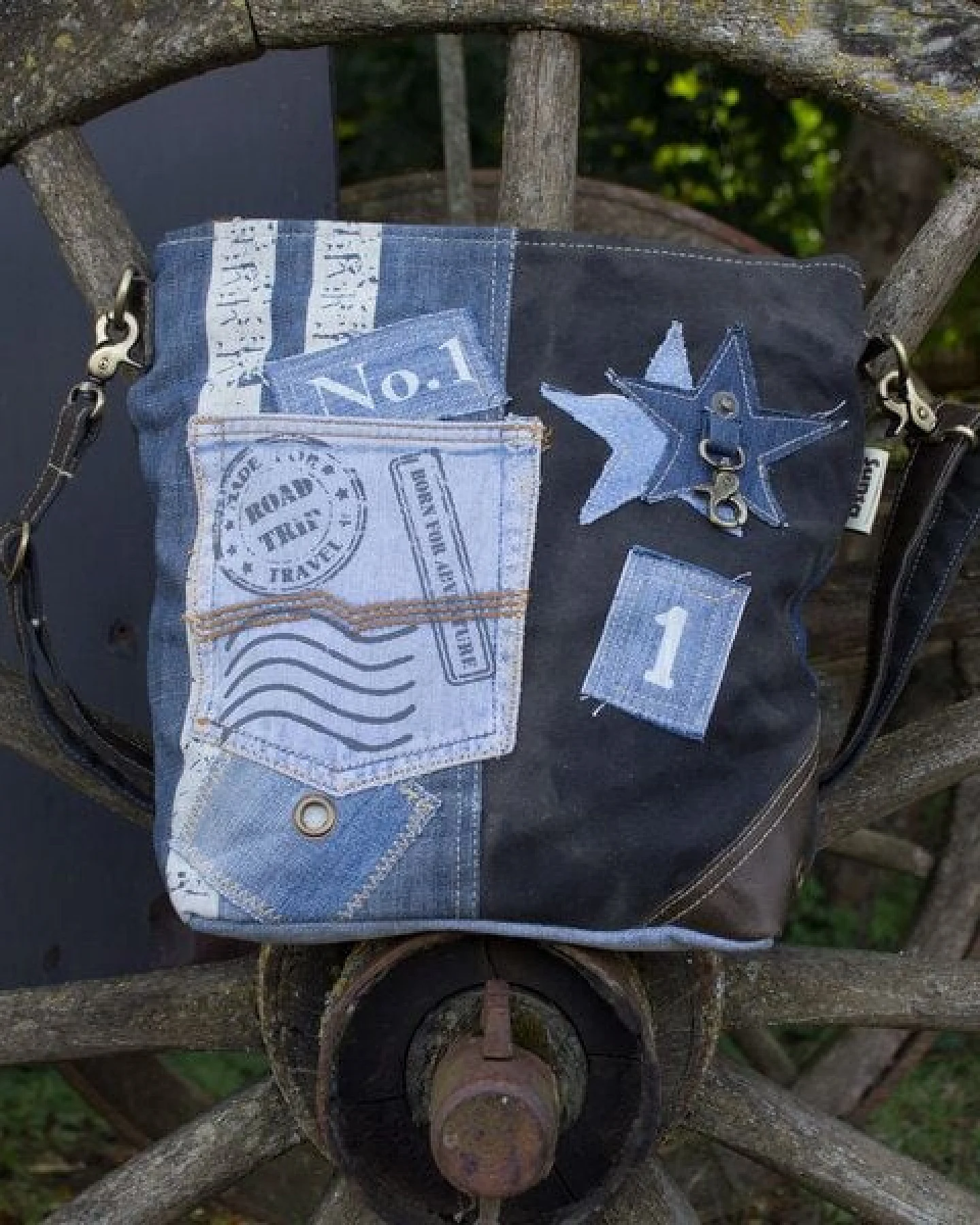 Sunsa Umhängetasche aus recycelter Jeans & schwarze Canvas. Nachhaltige Damen Crossbody Bag – Ansicht 3