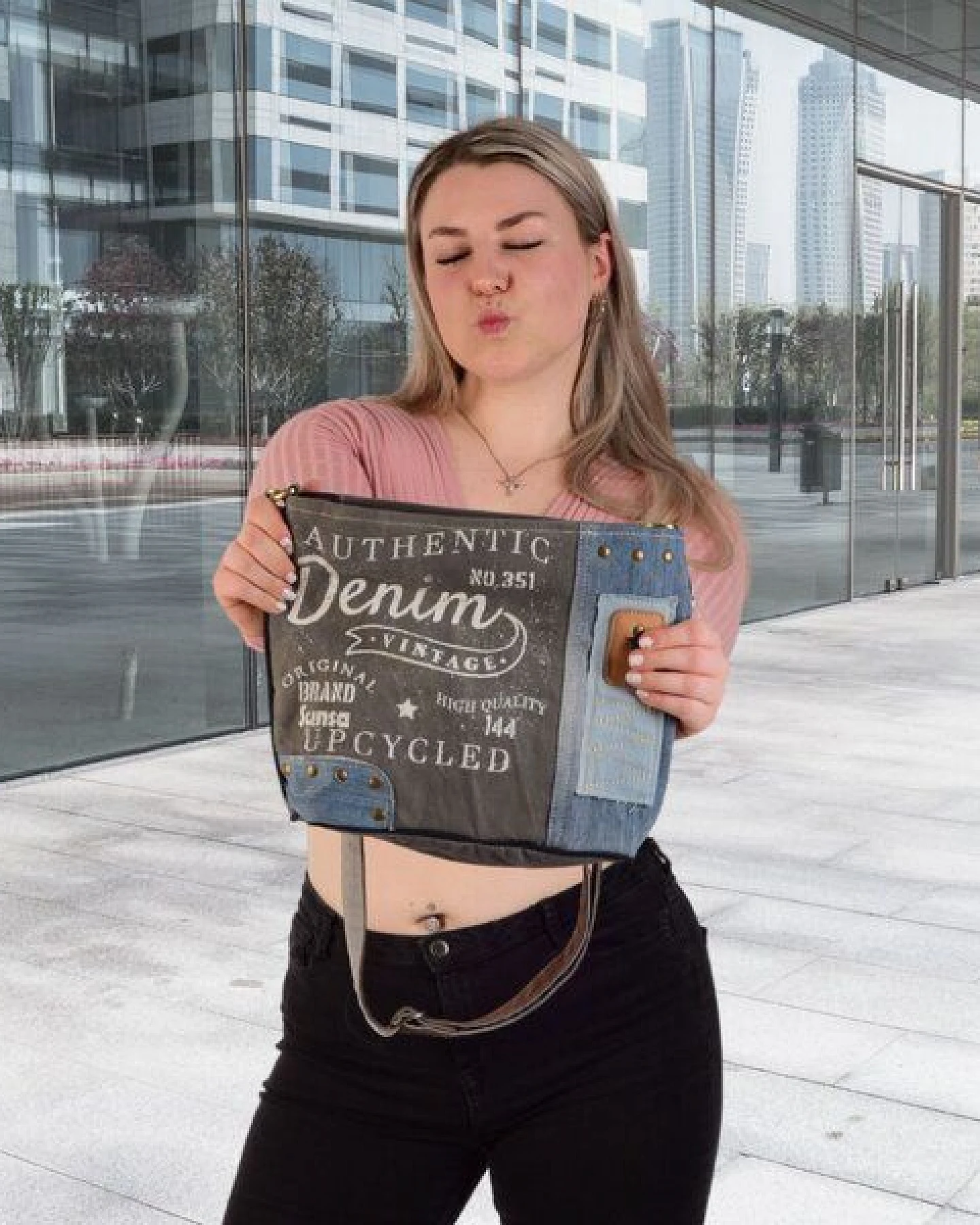 Sunsa Umhängetasche aus recycelter Jeans & Canvas. Nachhaltige Crossbody mit Vintage Motiv – Ansicht 2