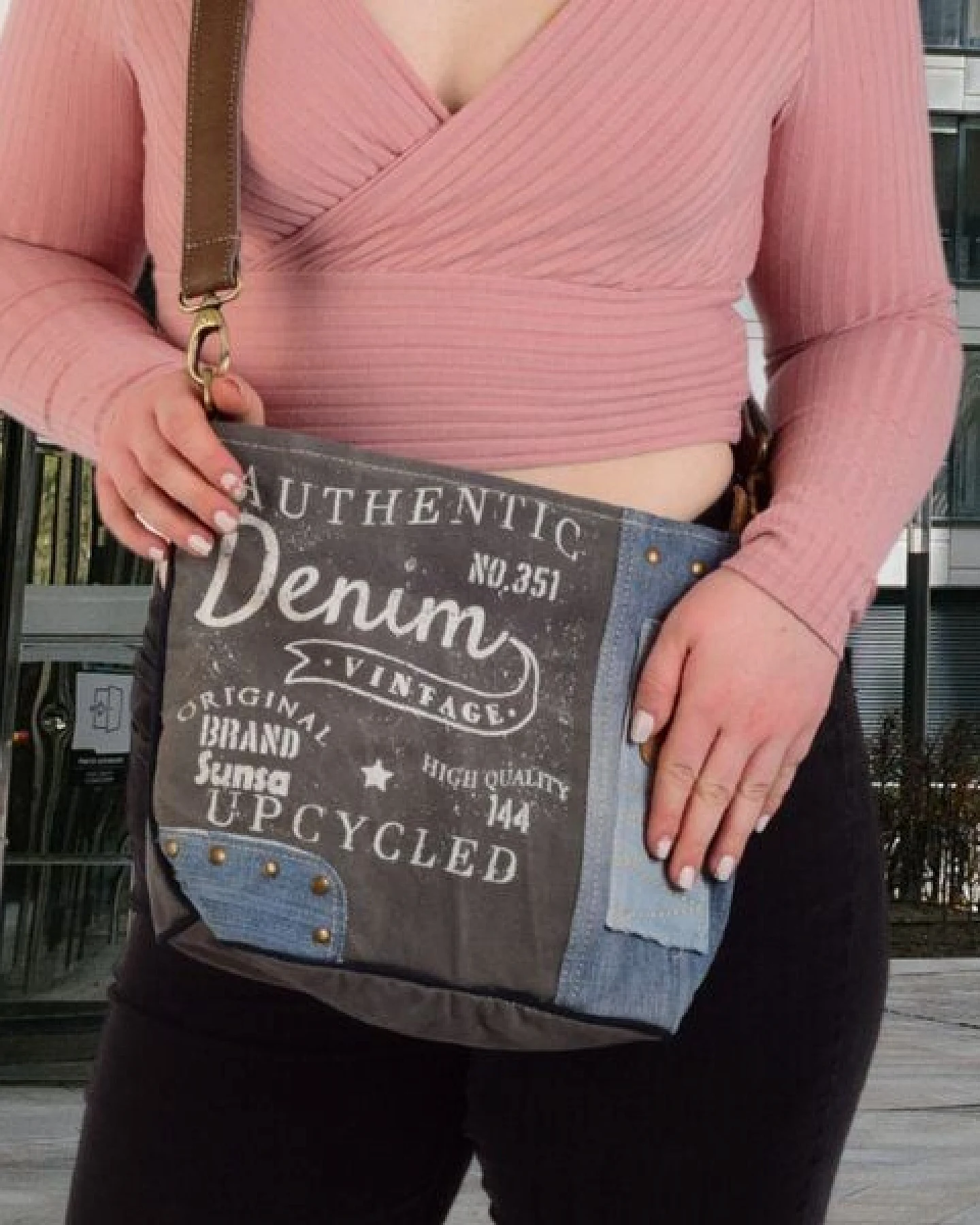 Sunsa Umhängetasche aus recycelter Jeans & Canvas. Nachhaltige Crossbody mit Vintage Motiv – Ansicht 4