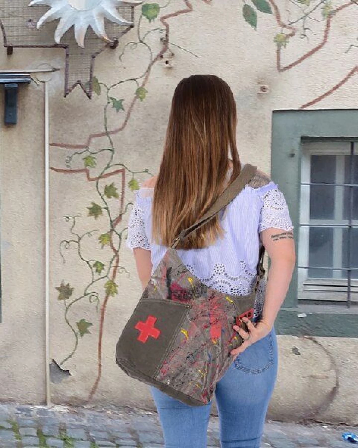 Sunsa Umhängetasche aus Canvas. Crossbody Hobo Tasche mit Abstrakt Design – Ansicht 2