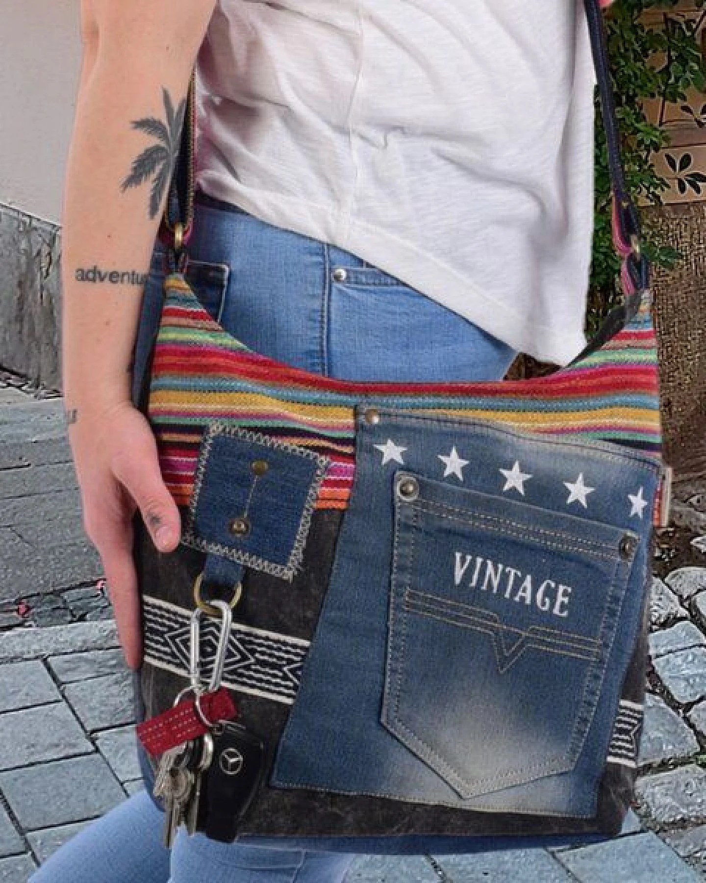 Sunsa Umhängetasche aus recycelter Jeans & Canvas. Nachhaltige Crossbody Hobo Tasche – Ansicht 2