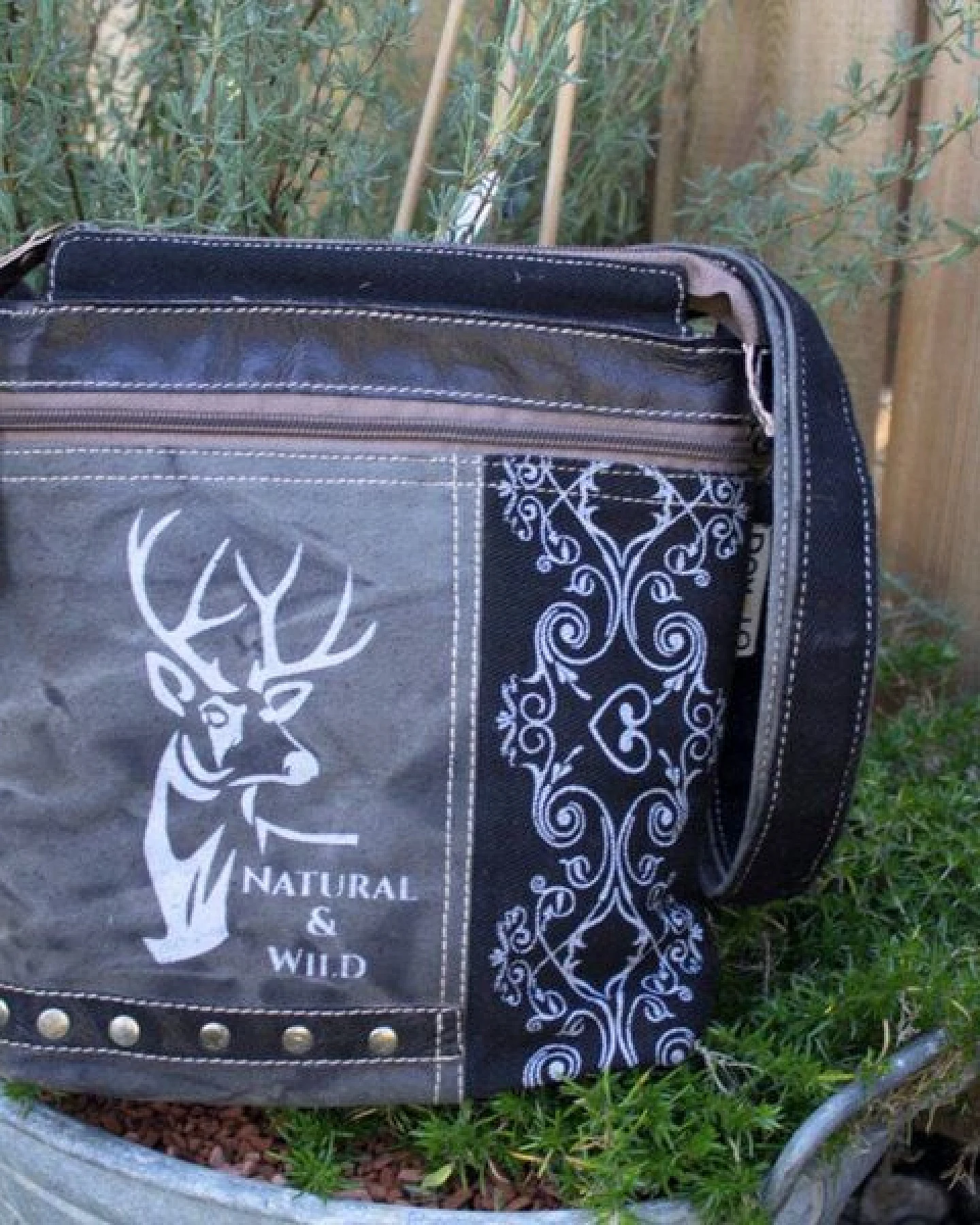 Domelo Umhängetasche. Canvas Trachtentasche mit Hirsch-Motiv, grau/ schwarz – Ansicht 3