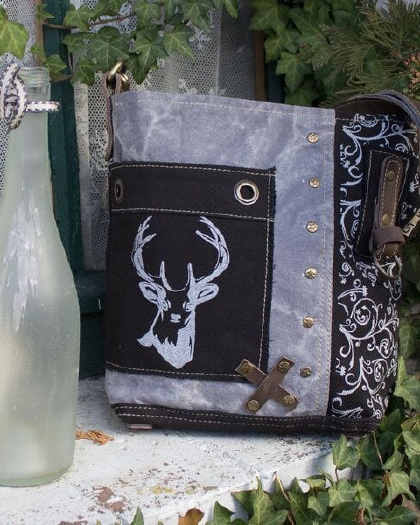 Domelo Umhängetasche. Canvas Trachtentasche mit Hirsch-Motiv, grau/ schwarz – Ansicht 4