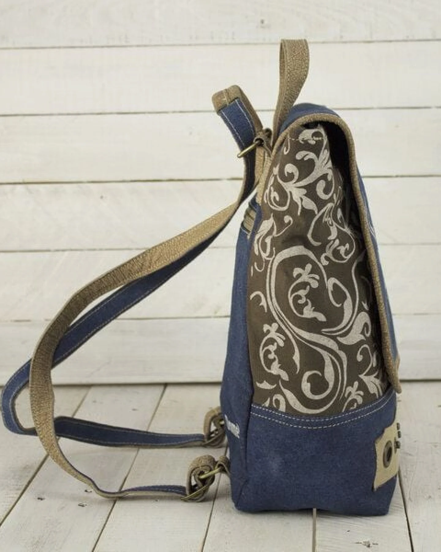 Domelo Trachten Rucksack/ Umhängetasche für Mädchen. Backpack aus recycelter Jeans/Canvas Reh-Motiv – Ansicht 3