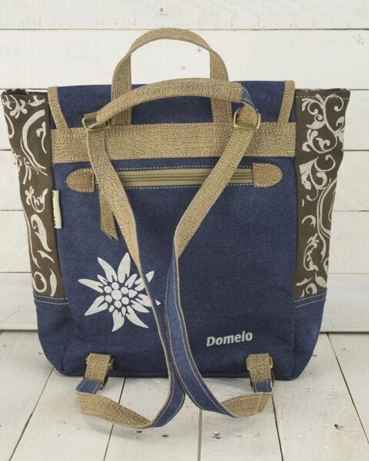 Domelo Trachten Rucksack/ Umhängetasche für Mädchen. Backpack aus recycelter Jeans/Canvas Reh-Motiv – Ansicht 4