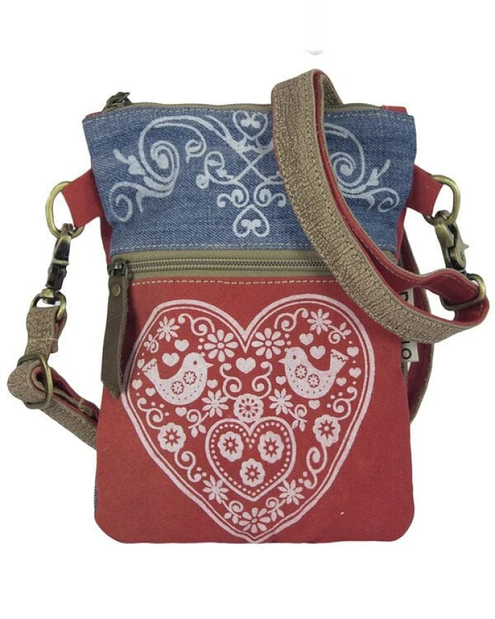 Domelo kleine Umhängetasche. Trachtentasche aus recycelter Jeans & Canvas mit Herz-Motiv