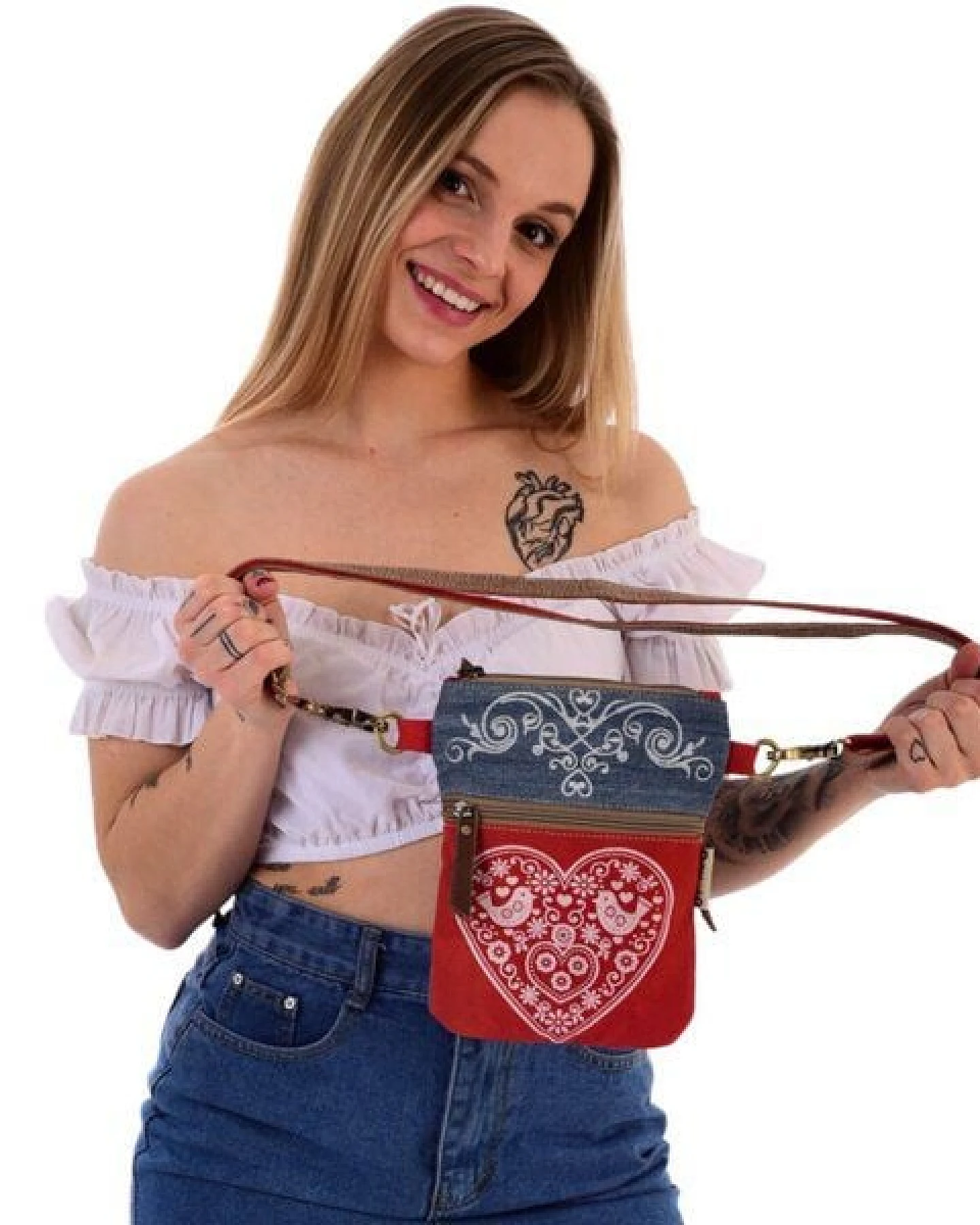 Domelo kleine Umhängetasche. Trachtentasche aus recycelter Jeans & Canvas mit Herz-Motiv – Ansicht 2