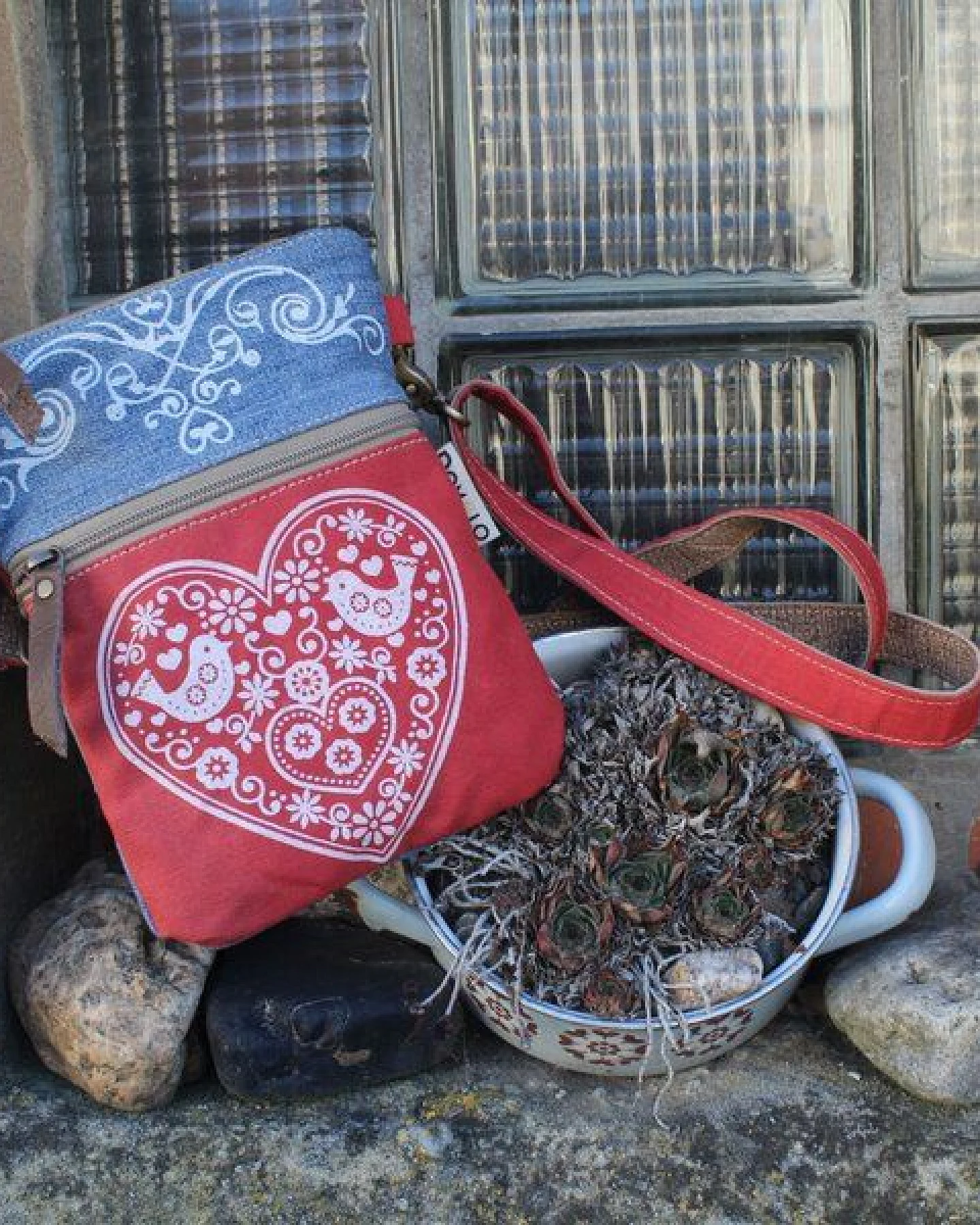 Domelo kleine Umhängetasche. Trachtentasche aus recycelter Jeans & Canvas mit Herz-Motiv – Ansicht 3
