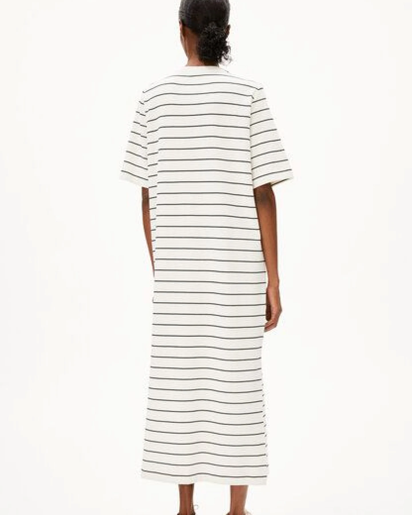 ARMEDANGELS XELINAA FINE STRIPE Damen Heavyweight Jerseykleid aus recyceltem Baumwoll Mix – Ansicht 2