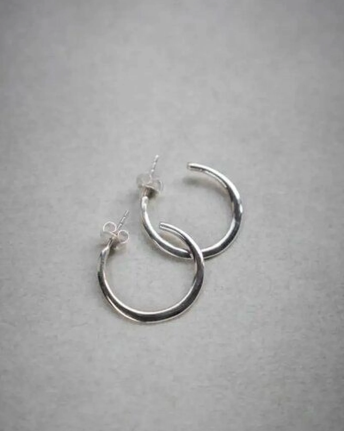 Jyoti - Fair Works Creolen Aadha Messing/ Silber – Ansicht 2