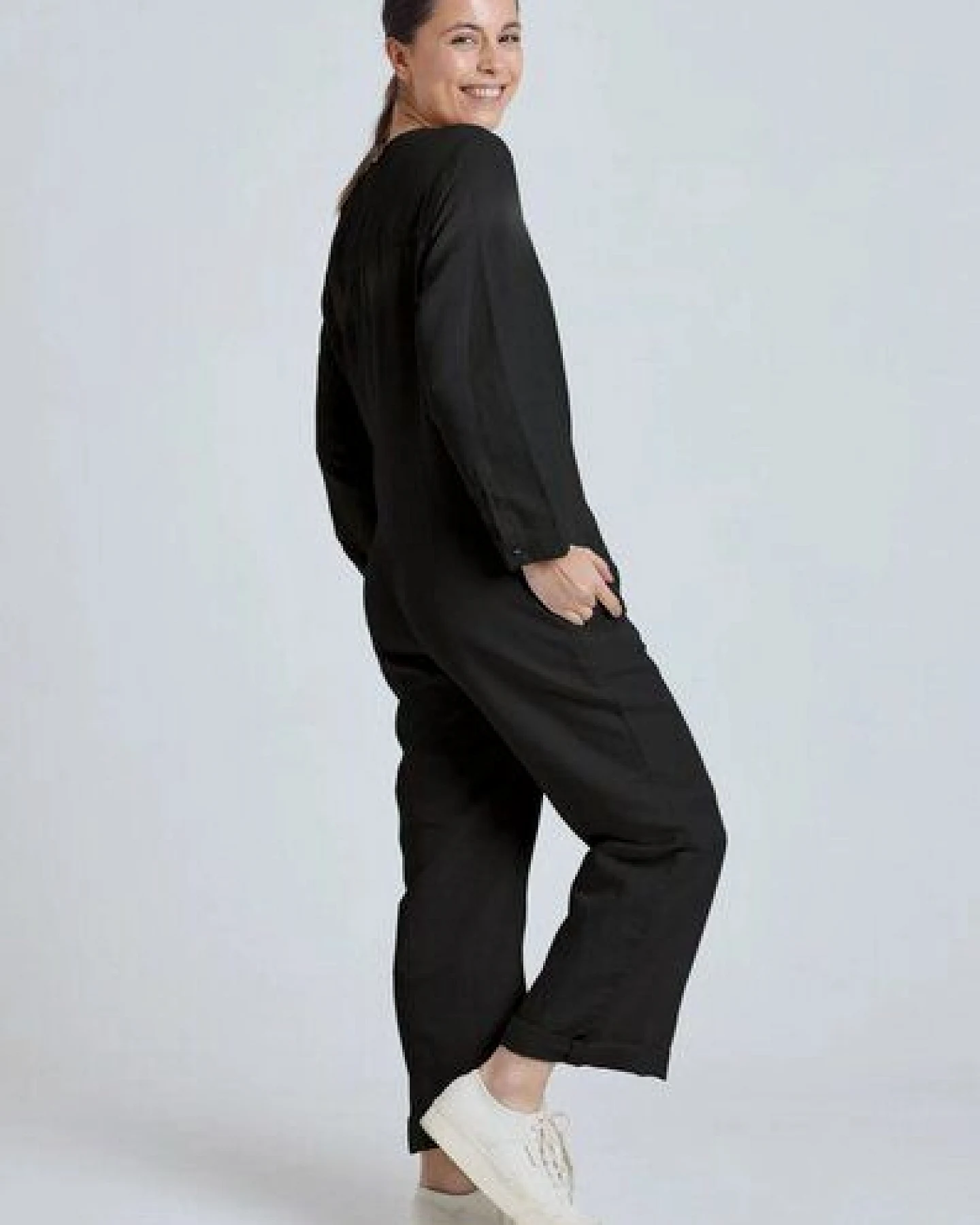 Flax and Loom Leinen Jumpsuit Modell: Clara – Ansicht 2