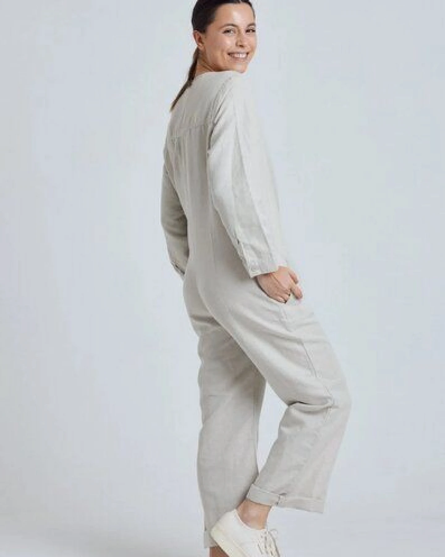 Flax and Loom Leinen Jumpsuit Modell: Clara – Ansicht 2