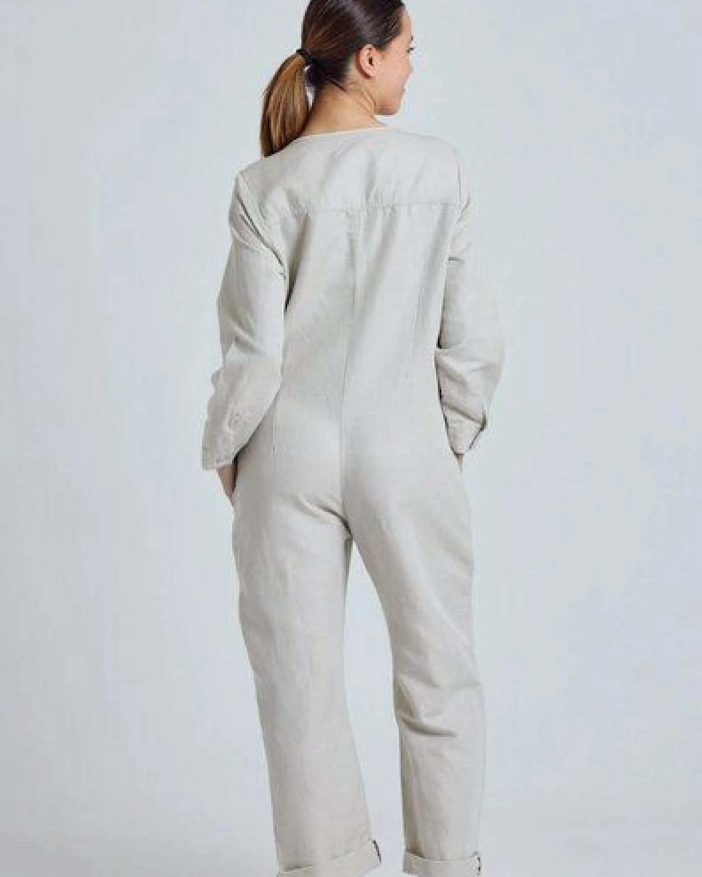 Flax and Loom Leinen Jumpsuit Modell: Clara – Ansicht 3